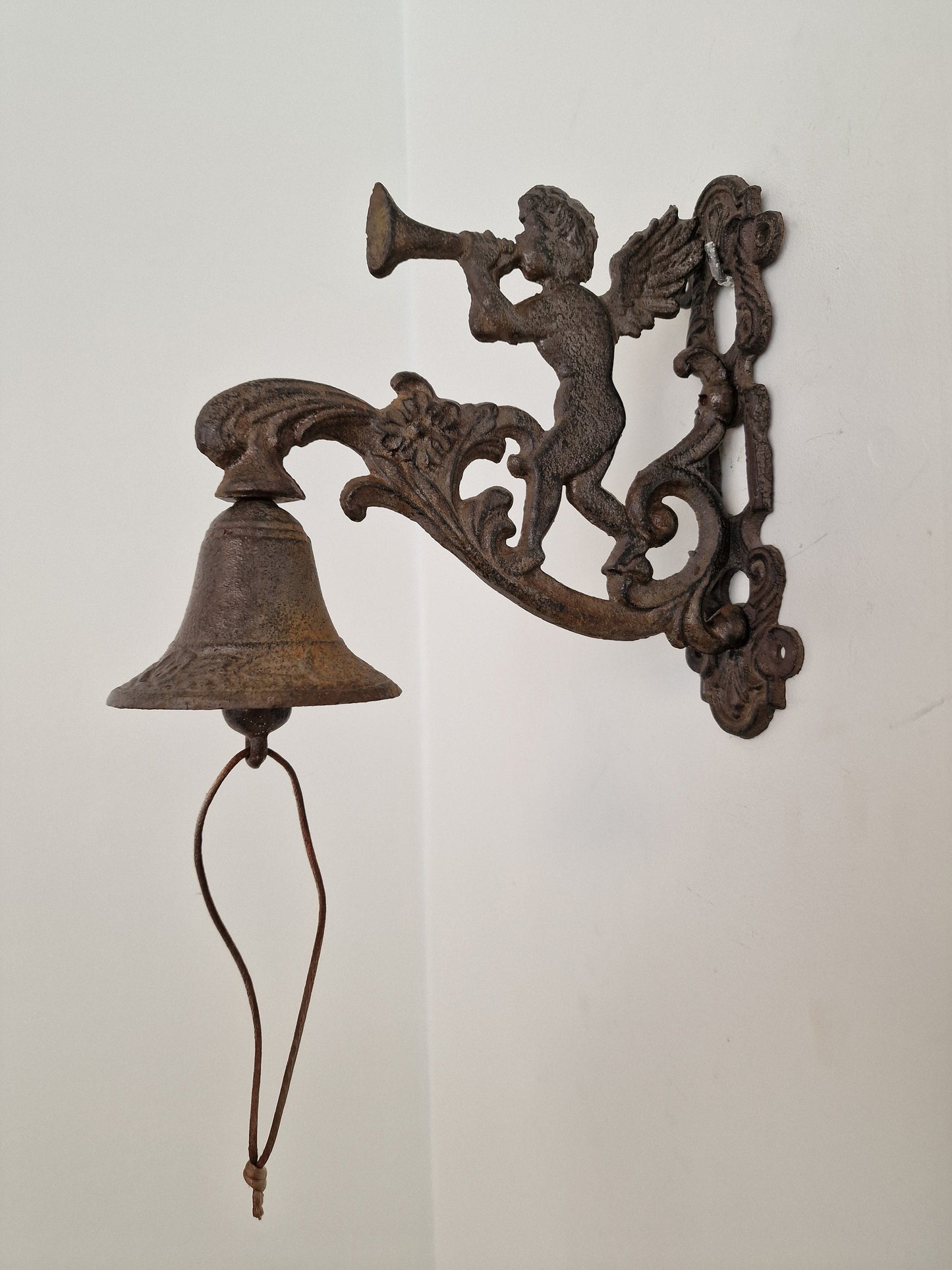 antieke oude gietijzeren bel met hoornblazende engel, tuin bel, garden bell horn blowing angel