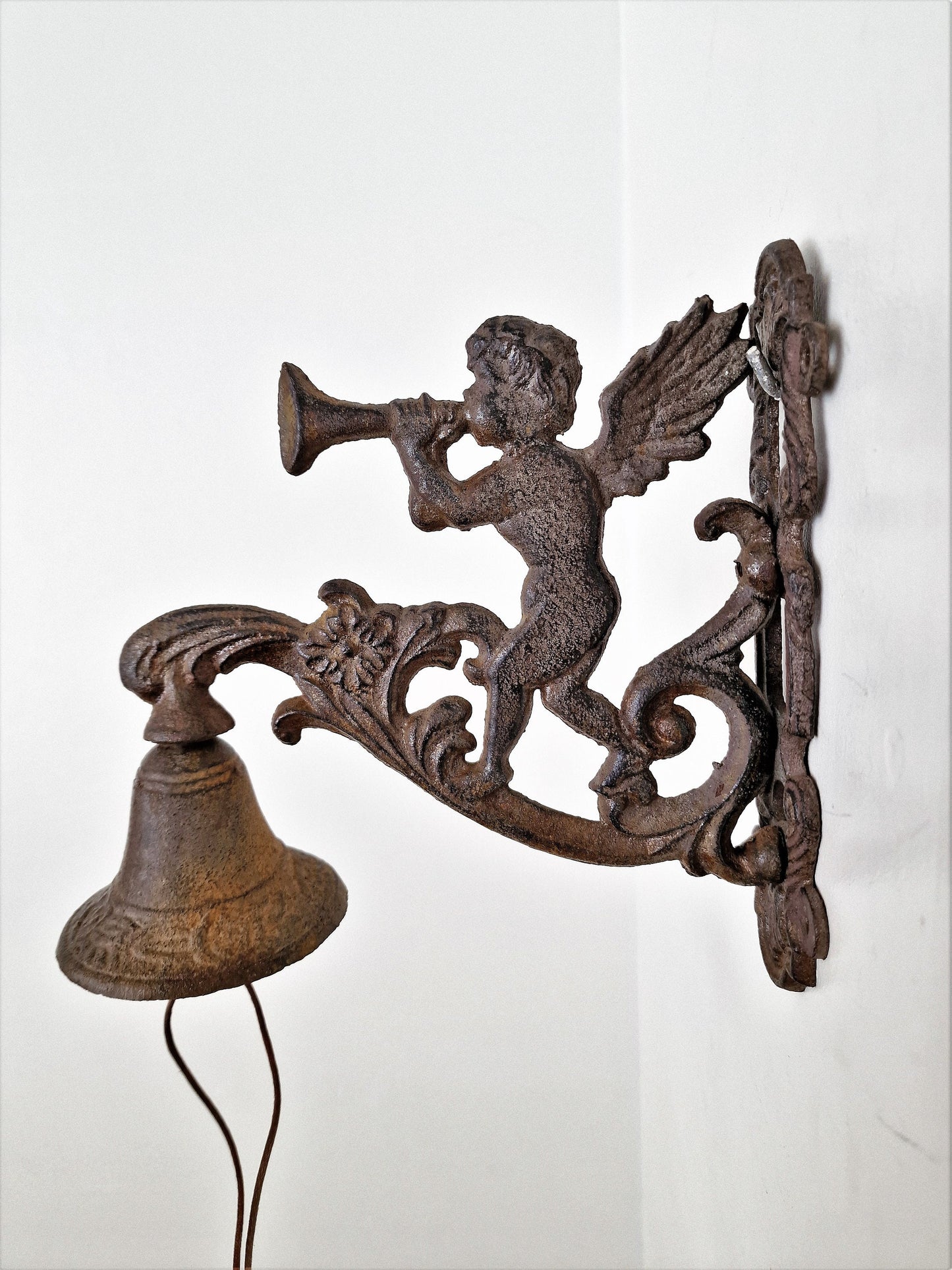 antieke oude gietijzeren bel met hoornblazende engel, tuin bel, garden bell horn blowing angel