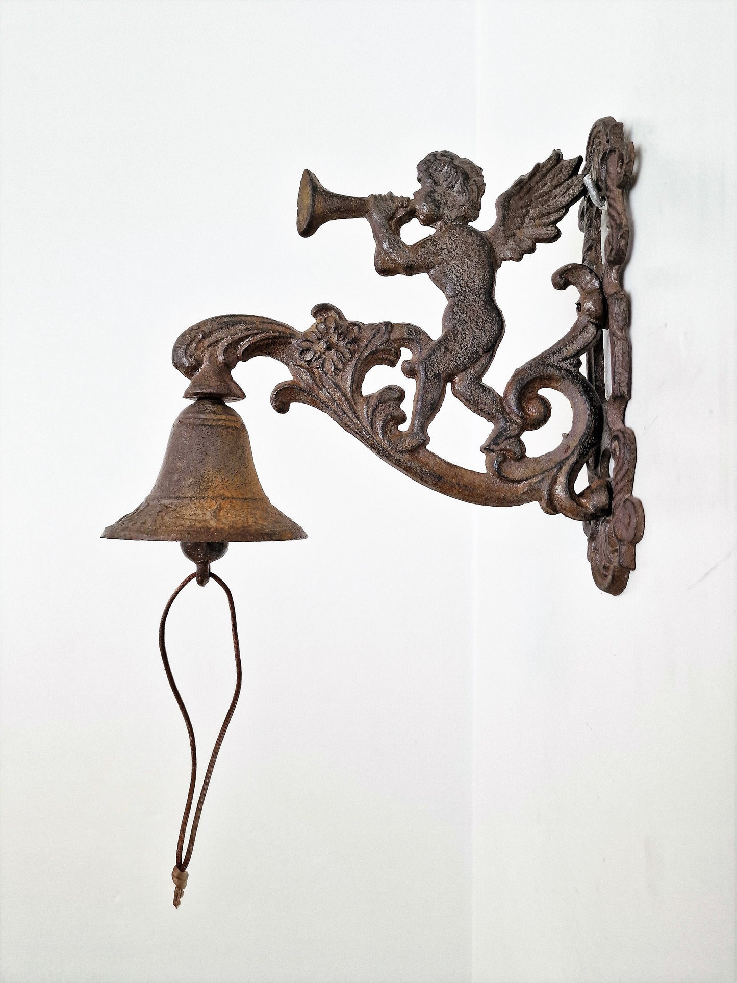 antieke oude gietijzeren bel met hoornblazende engel, tuin bel, garden bell horn blowing angel