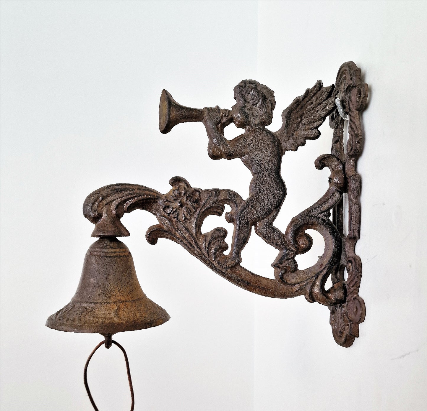 antieke oude gietijzeren bel met hoornblazende engel, tuin bel, garden bell horn blowing angel
