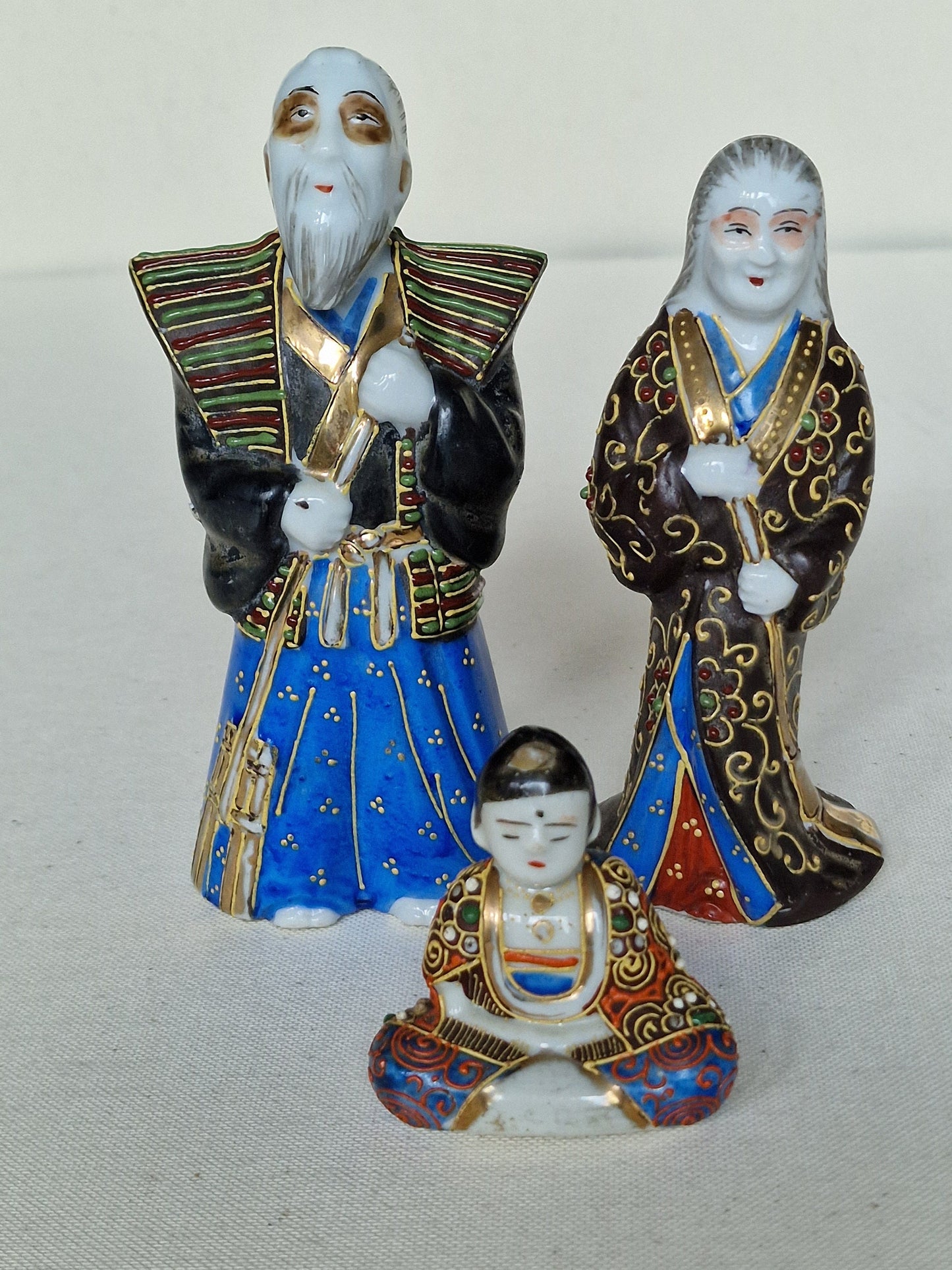 Schattige Antieke Oude Japanse Satsuma kleine Moriage porseleinen Boeddha Beeldjes, porcelain japanese figurines