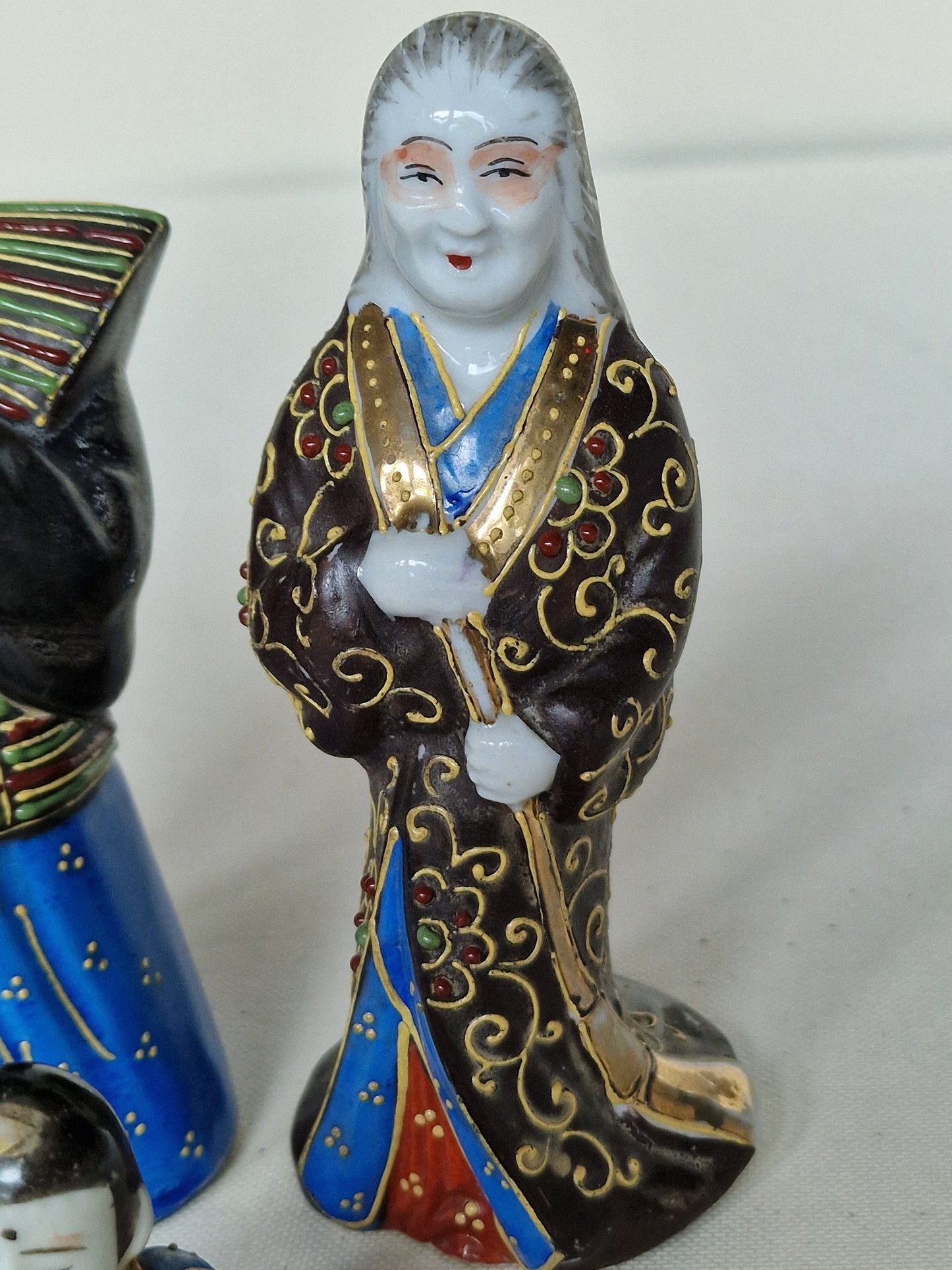 Schattige Antieke Oude Japanse Satsuma kleine Moriage porseleinen Boeddha Beeldjes, porcelain japanese figurines