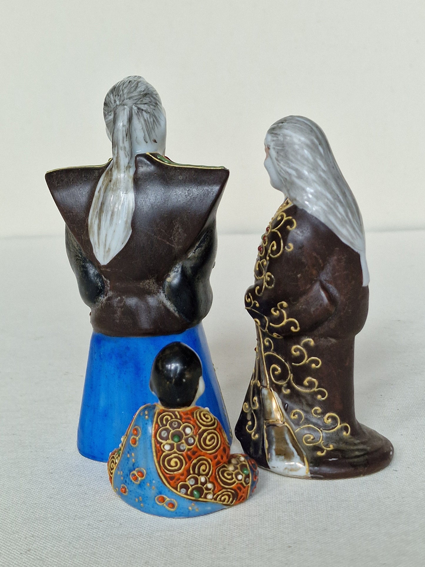 Schattige Antieke Oude Japanse Satsuma kleine Moriage porseleinen Boeddha Beeldjes, porcelain japanese figurines