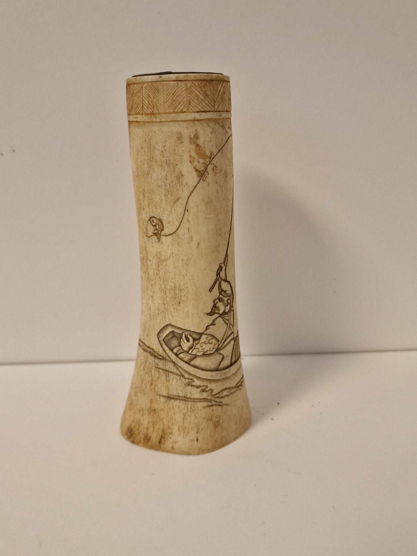 chinees antiek horn penselenbeker, china, pencil cup brush pot with fisherman