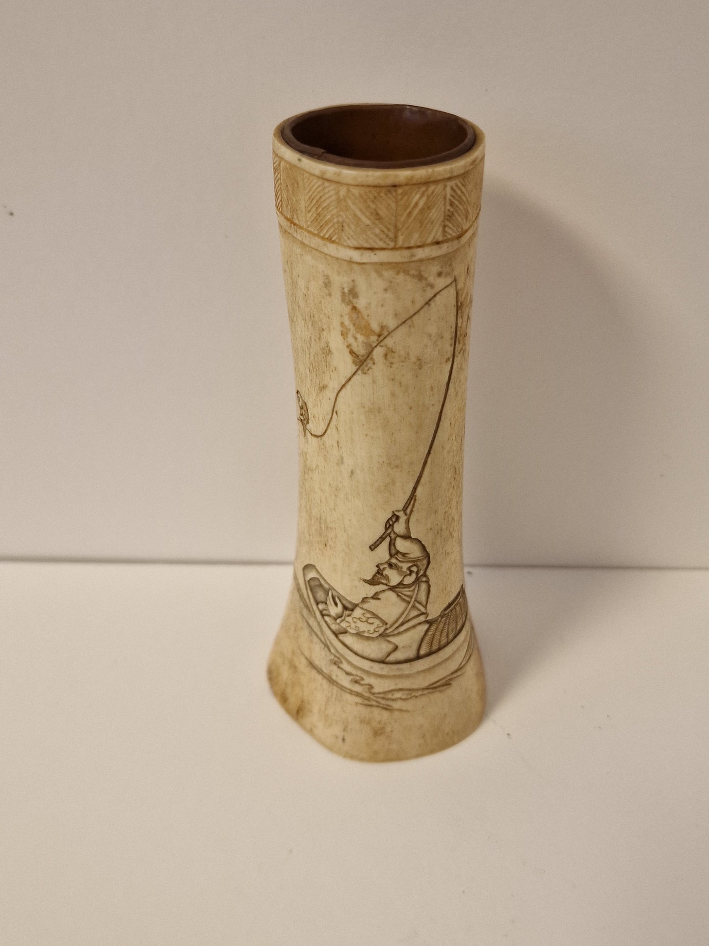 chinees antiek horn penselenbeker, china, pencil cup brush pot with fisherman