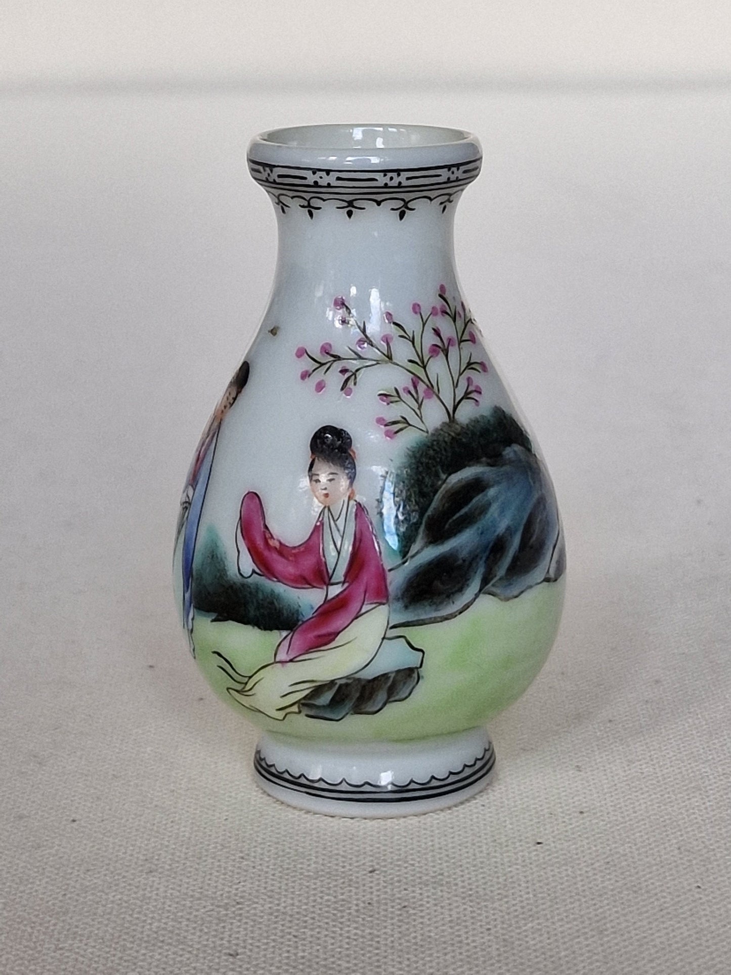 miniatuur vaasje republiek polychroom  geisha's in landschap