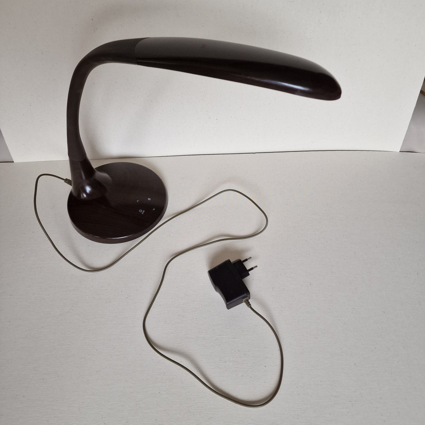 fraaie vintage design lamp  seventies flexibele bruine bureaulamp plastic met hout structuur optiek