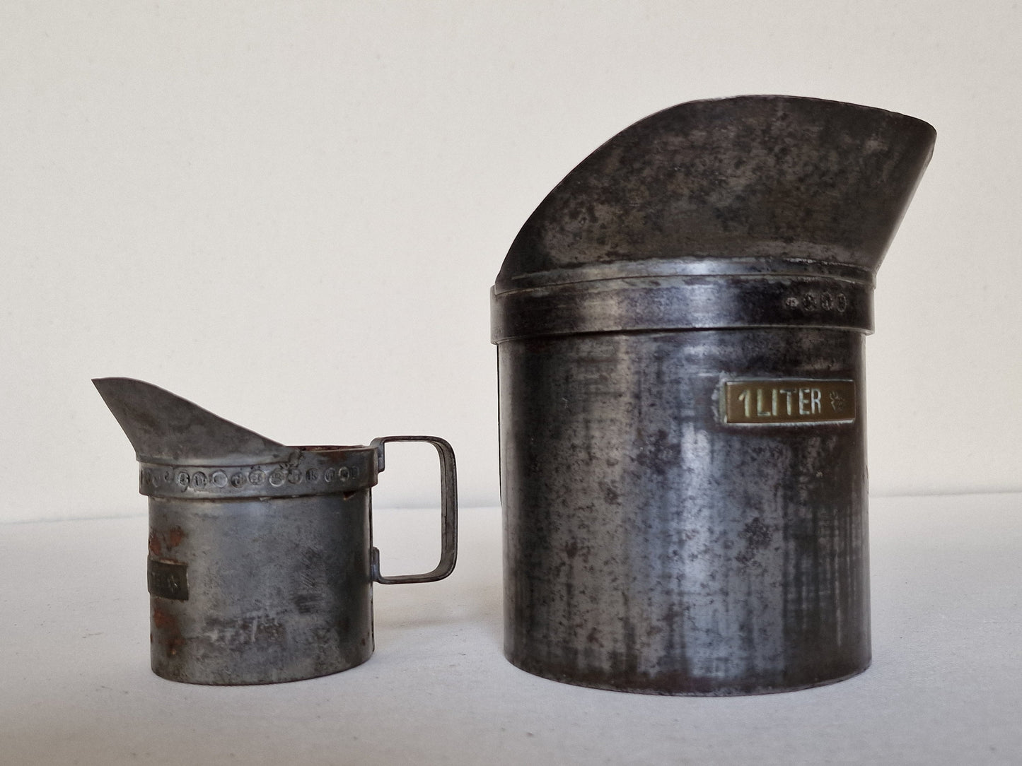 2 antieke maatbekers met veel ijkmerken
