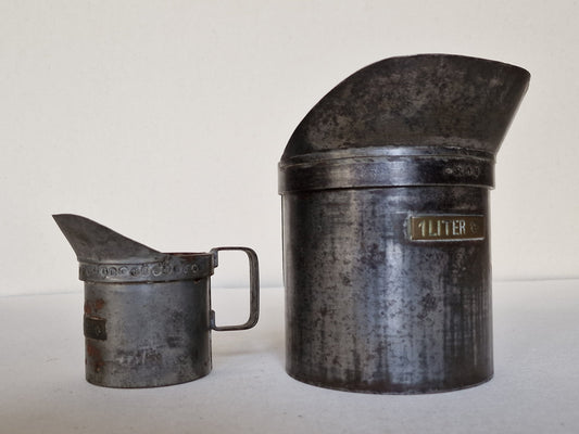 2 antieke maatbekers met veel ijkmerken