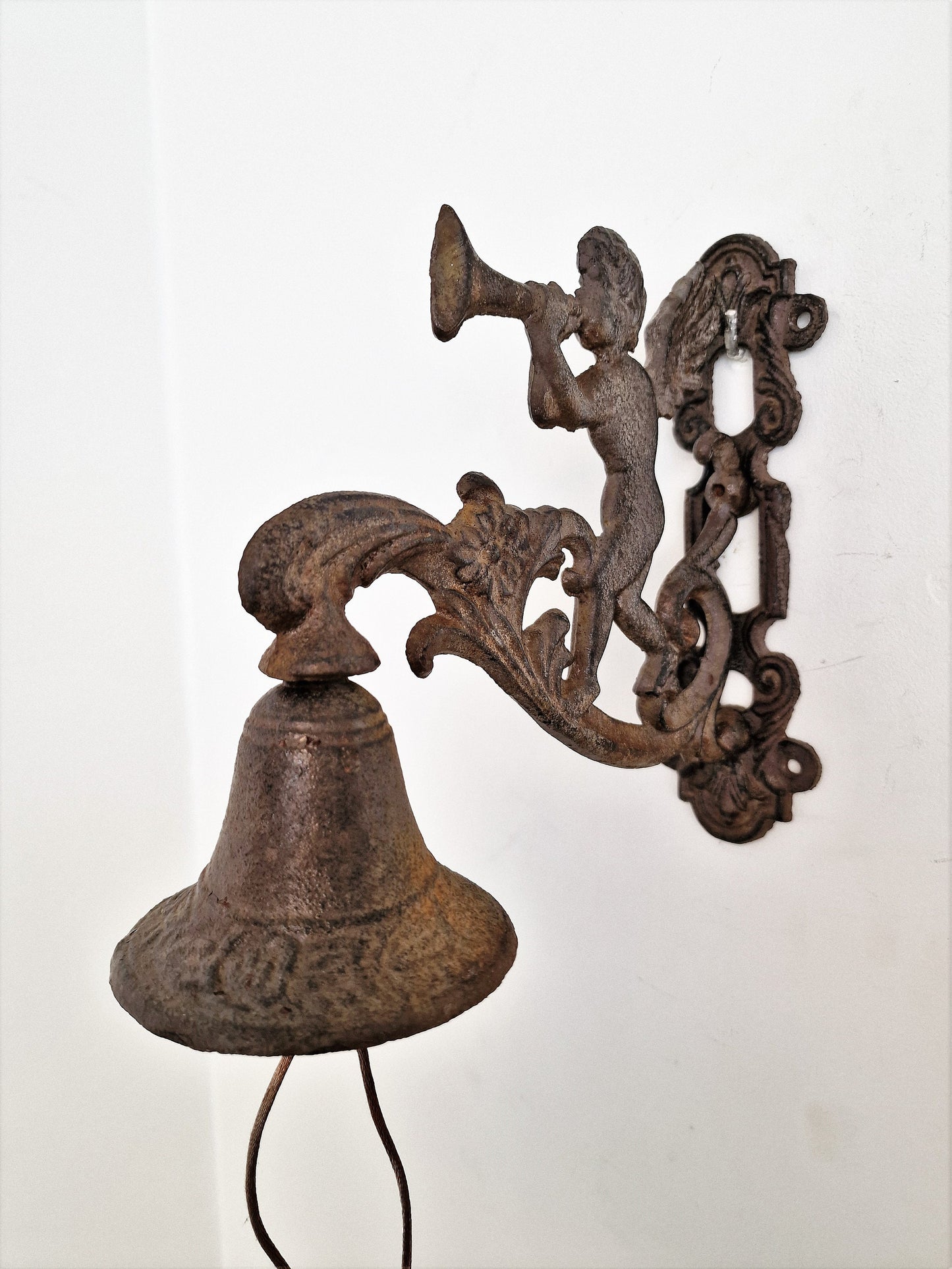 antieke oude gietijzeren bel met hoornblazende engel, tuin bel, garden bell horn blowing angel