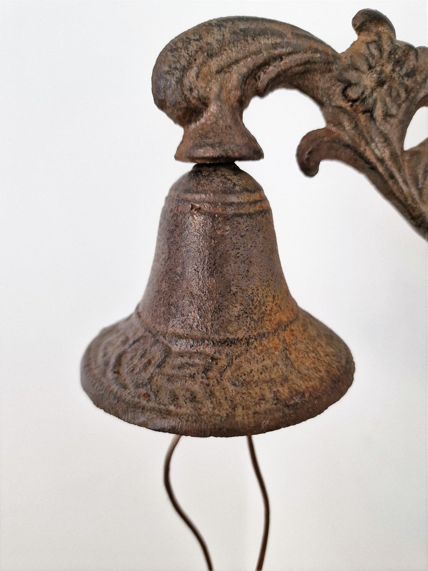 antieke oude gietijzeren bel met hoornblazende engel, tuin bel, garden bell horn blowing angel