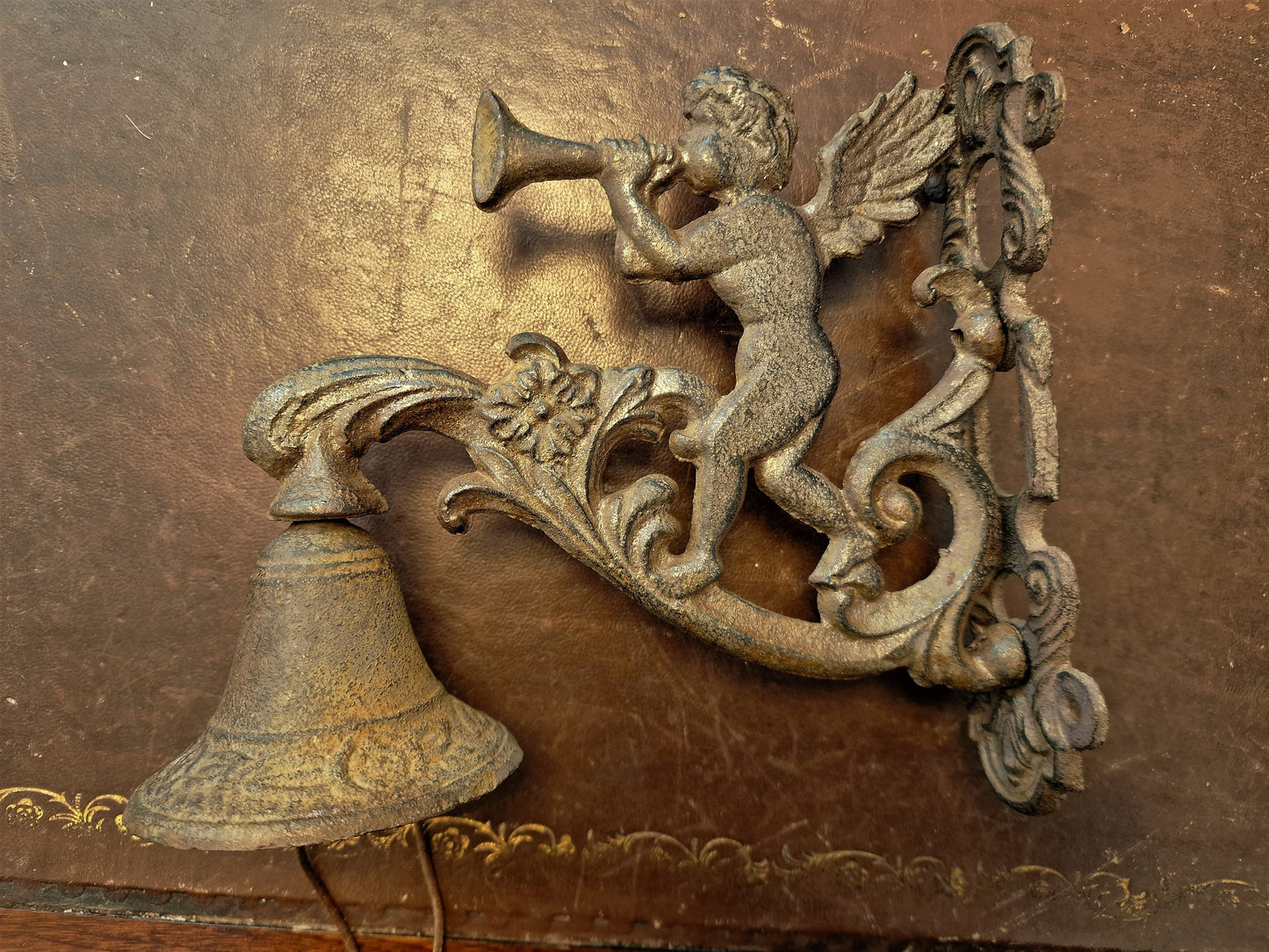 antieke oude gietijzeren bel met hoornblazende engel, tuin bel, garden bell horn blowing angel