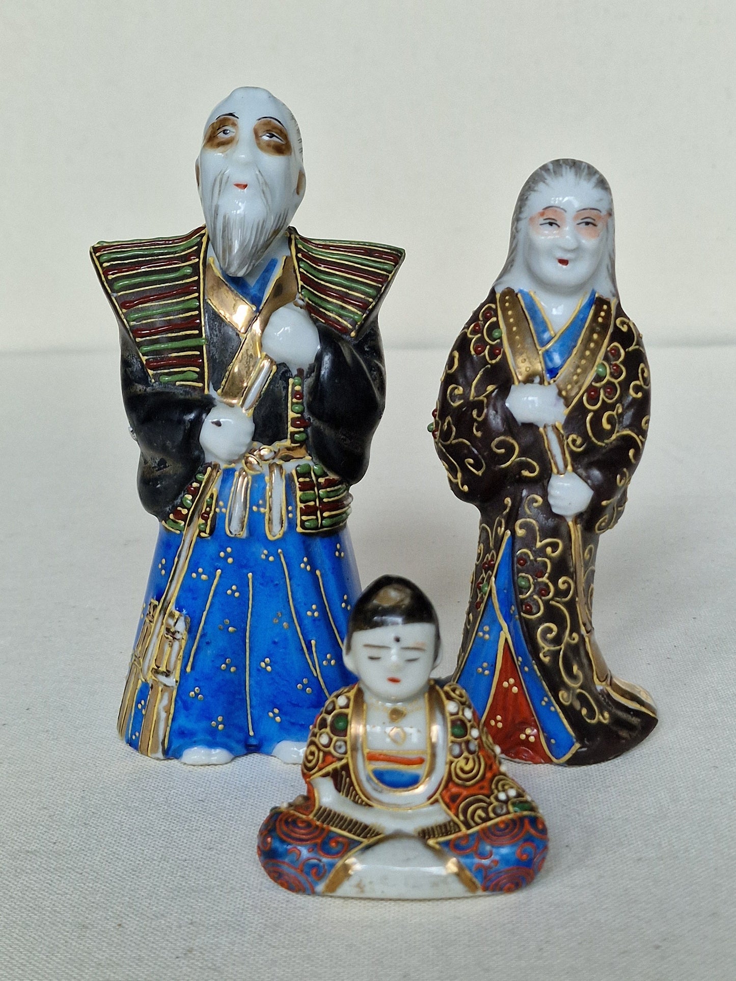 Schattige Antieke Oude Japanse Satsuma kleine Moriage porseleinen Boeddha Beeldjes, porcelain japanese figurines