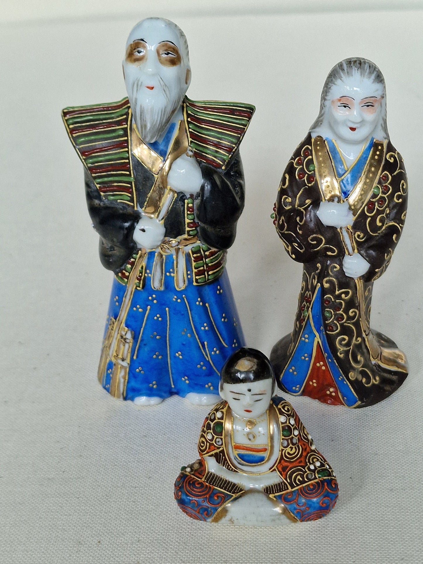 Schattige Antieke Oude Japanse Satsuma kleine Moriage porseleinen Boeddha Beeldjes, porcelain japanese figurines
