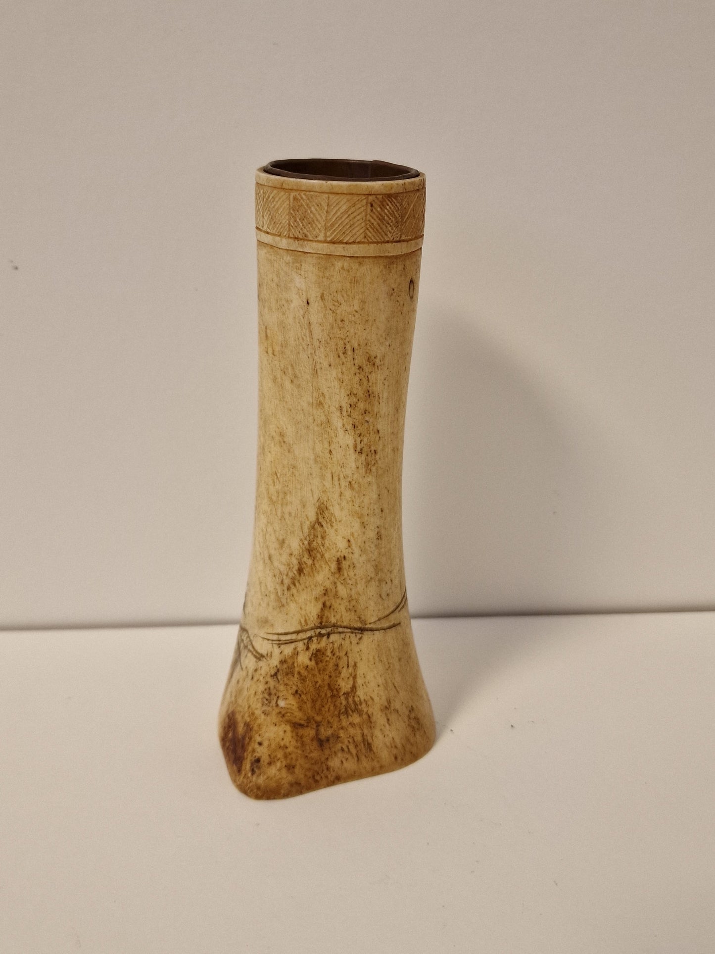 chinees antiek horn penselenbeker, china, pencil cup brush pot with fisherman