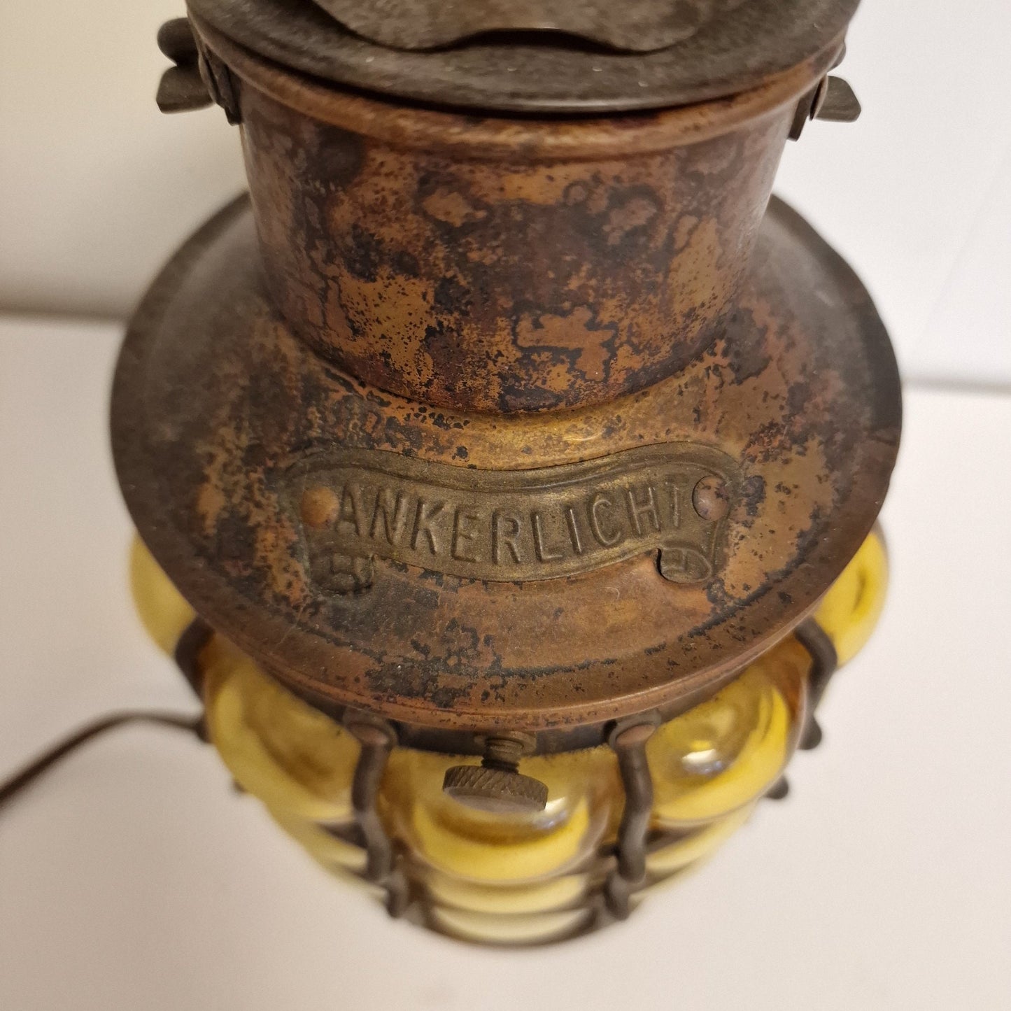 antieke Maritieme tafellamp of hangen, scheepslamp antiek, met gebobbeld mondgeblazen amber glas, scheepslamp