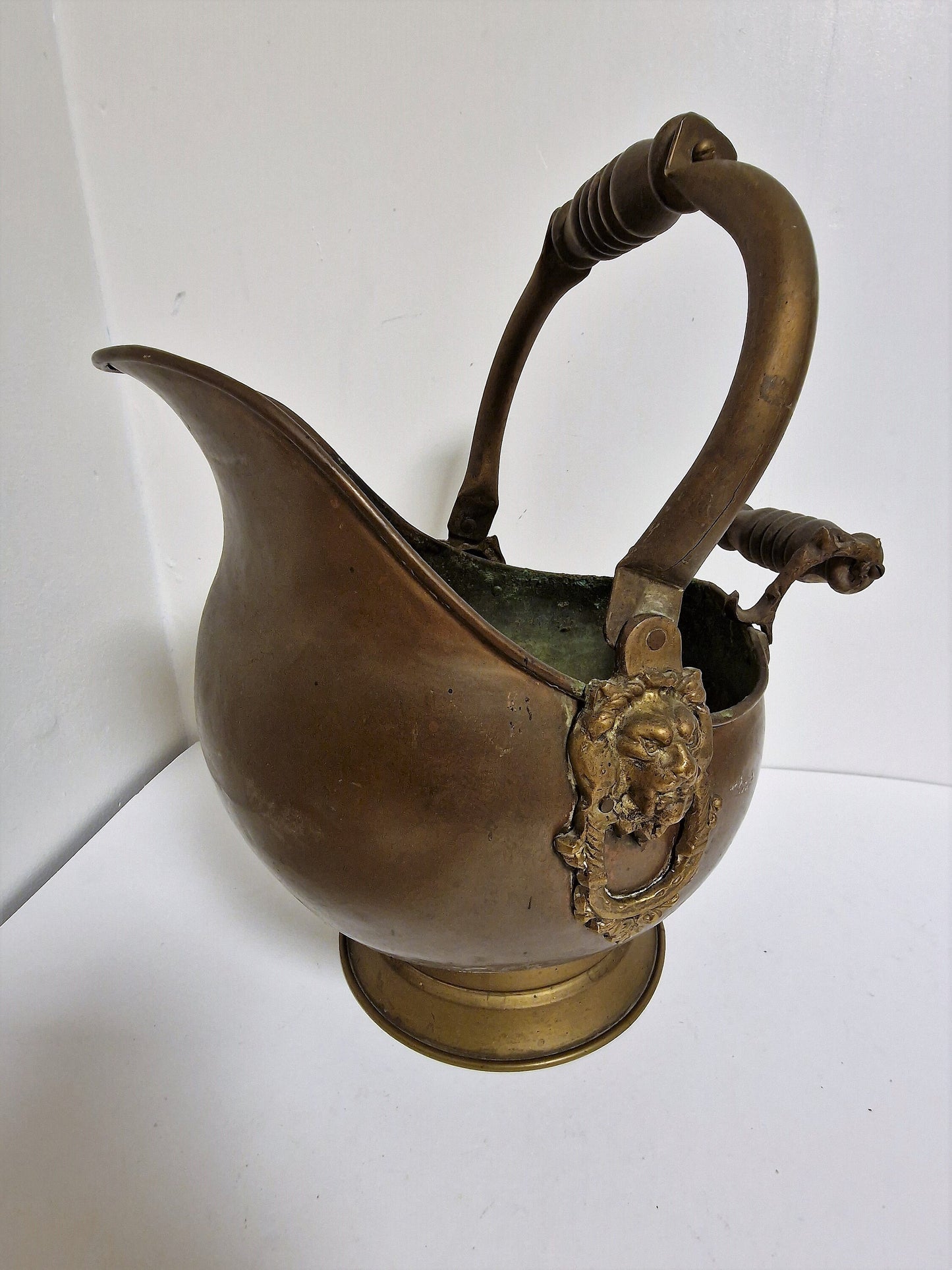antique Cachepot annex champagne koeler leeuwenkoppen, dutch antique with lionhead and shell ornaments, winecooler, champagnecooler, copper