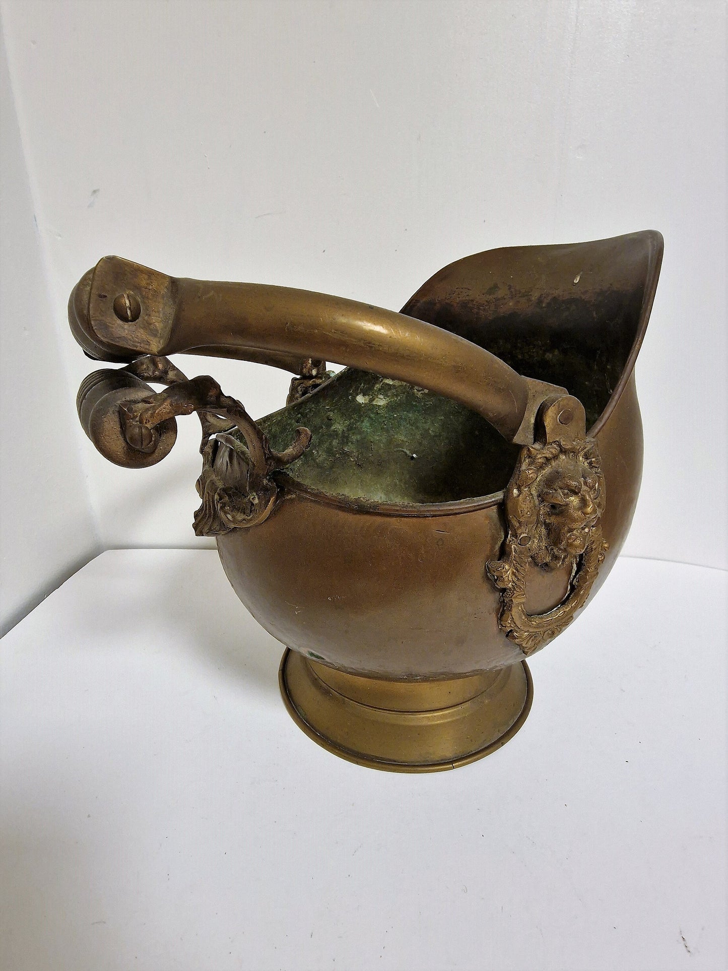 antique Cachepot annex champagne koeler leeuwenkoppen, dutch antique with lionhead and shell ornaments, winecooler, champagnecooler, copper
