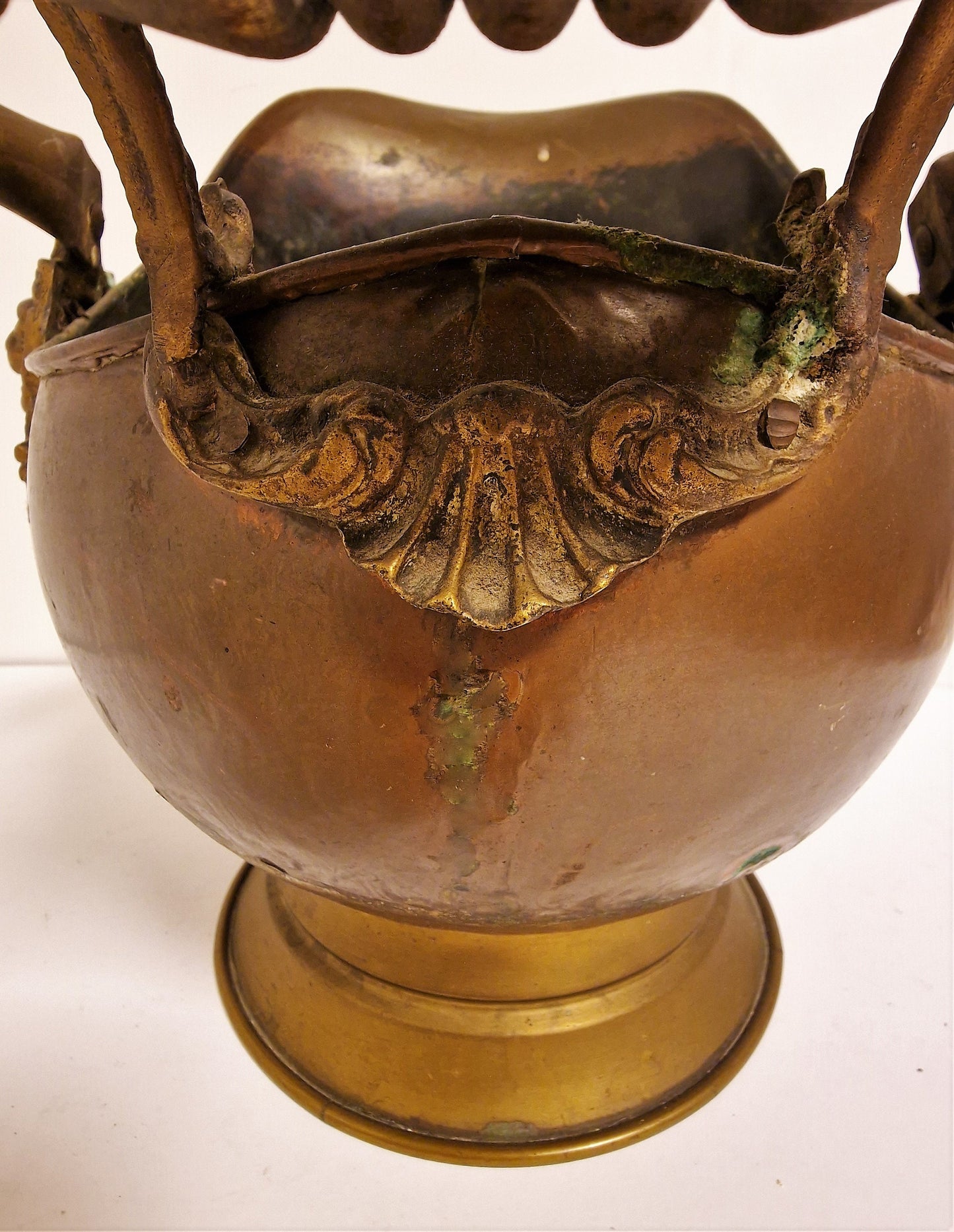 antique Cachepot annex champagne koeler leeuwenkoppen, dutch antique with lionhead and shell ornaments, winecooler, champagnecooler, copper