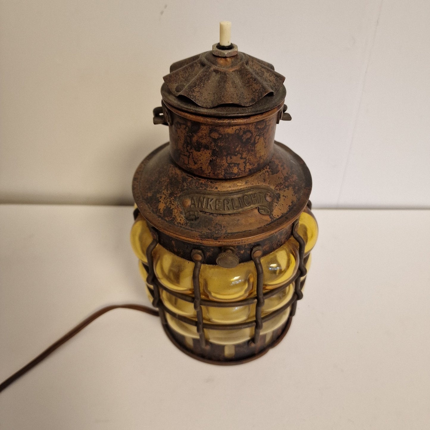 antieke Maritieme tafellamp of hangen, scheepslamp antiek, met gebobbeld mondgeblazen amber glas, scheepslamp