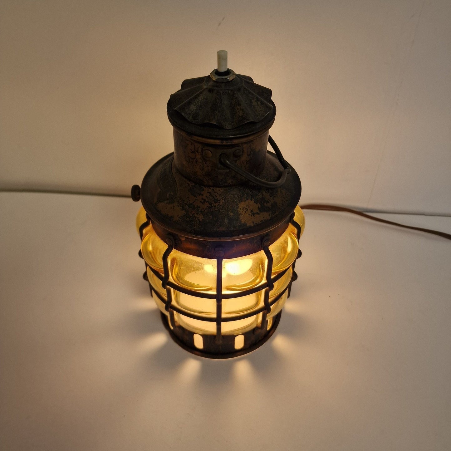 antieke Maritieme tafellamp of hangen, scheepslamp antiek, met gebobbeld mondgeblazen amber glas, scheepslamp