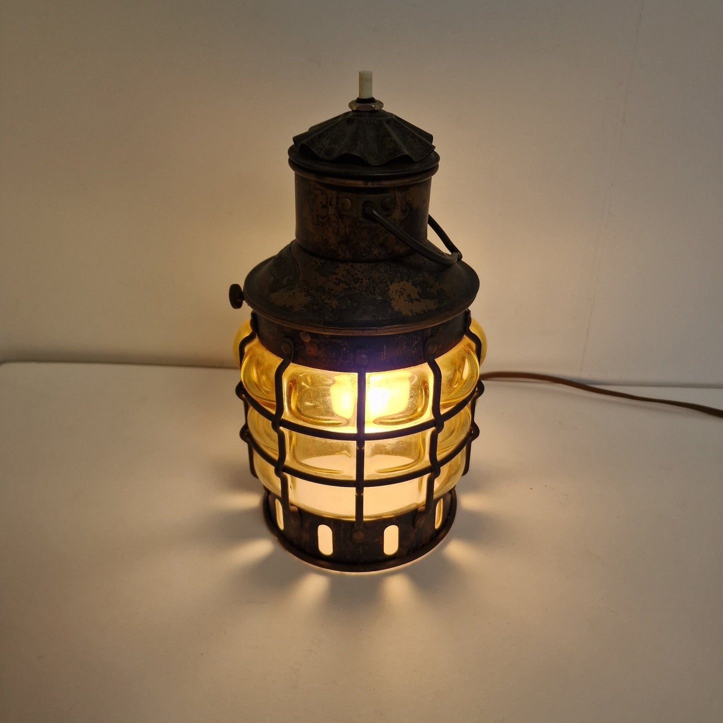 antieke Maritieme tafellamp of hangen, scheepslamp antiek, met gebobbeld mondgeblazen amber glas, scheepslamp