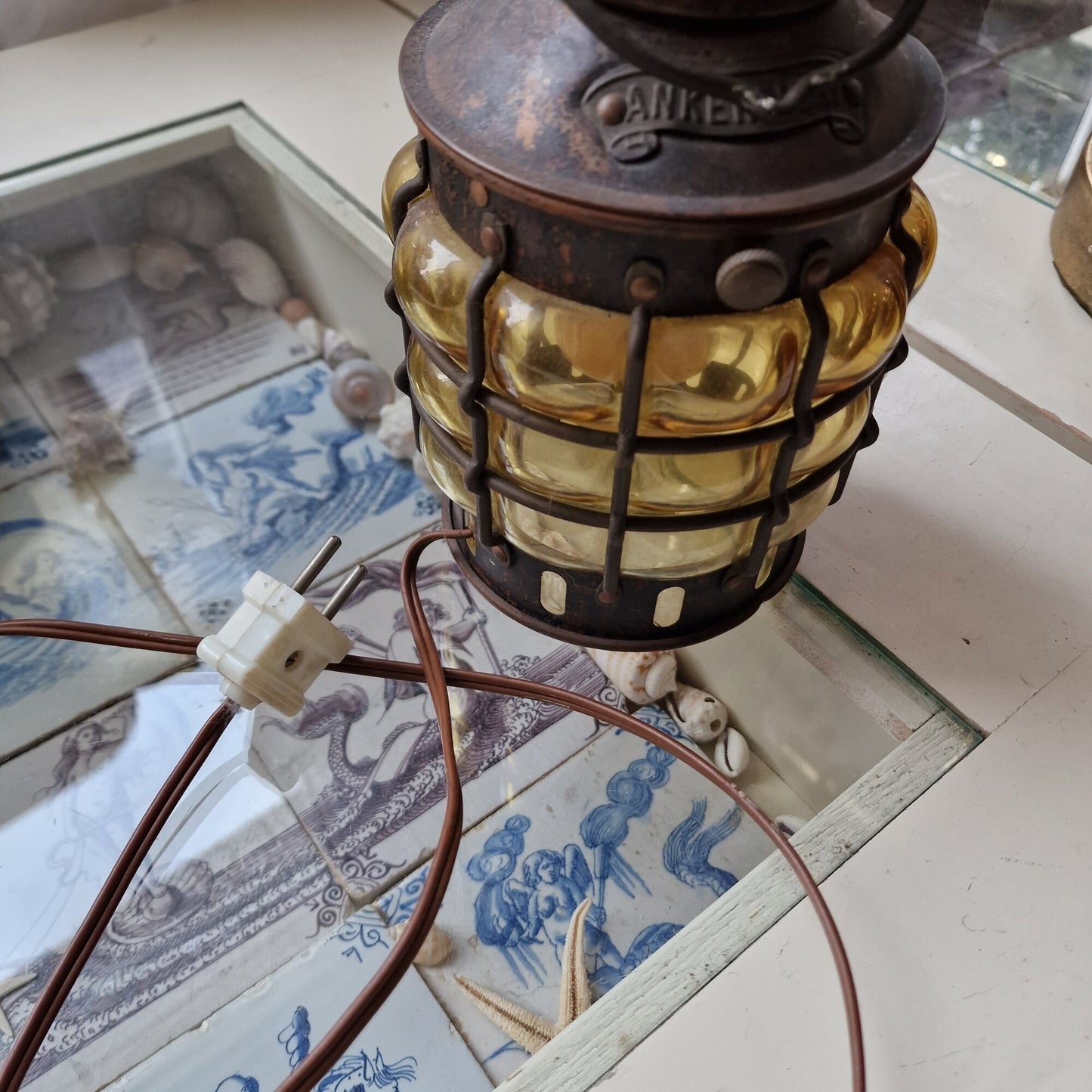 antieke Maritieme tafellamp of hangen, scheepslamp antiek, met gebobbeld mondgeblazen amber glas, scheepslamp