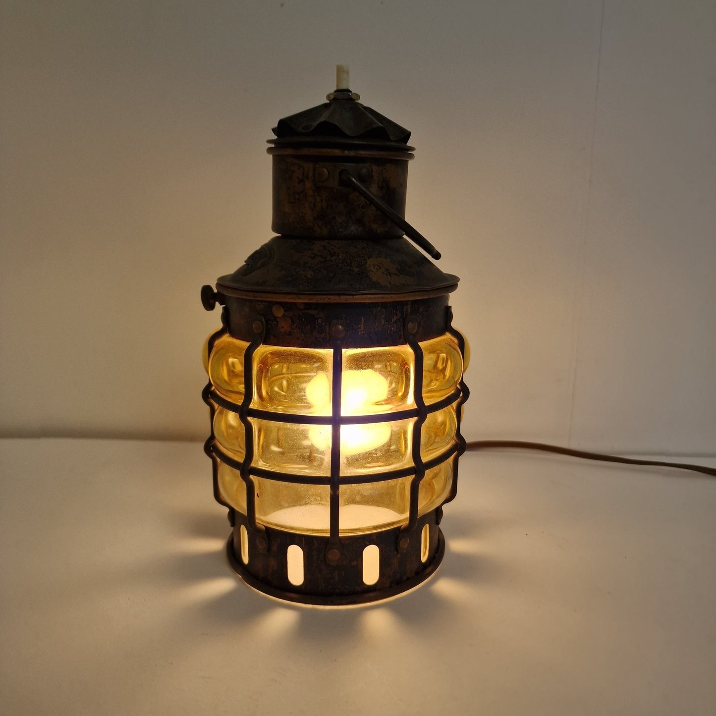 antieke Maritieme tafellamp of hangen, scheepslamp antiek, met gebobbeld mondgeblazen amber glas, scheepslamp