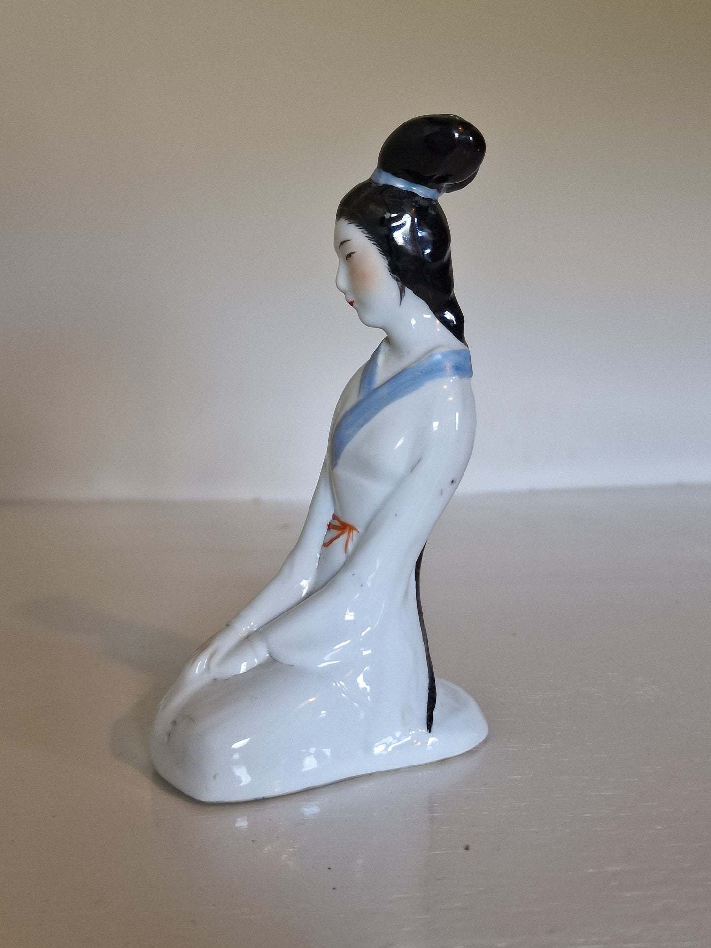 Antiek porselein beeld van chinese dame - porselein, gemerkt onderzijde, republiek periode