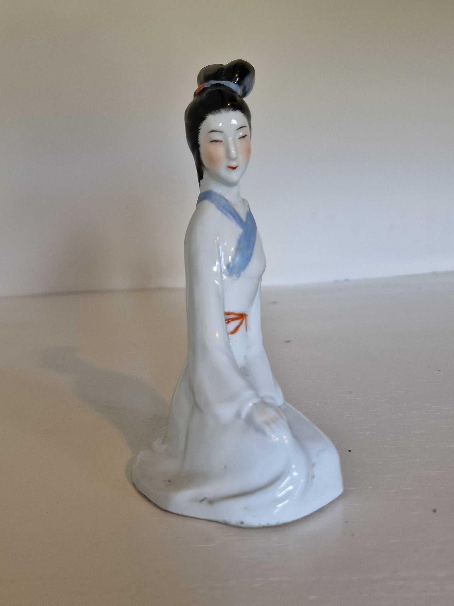 Antiek porselein beeld van chinese dame - porselein, gemerkt onderzijde, republiek periode
