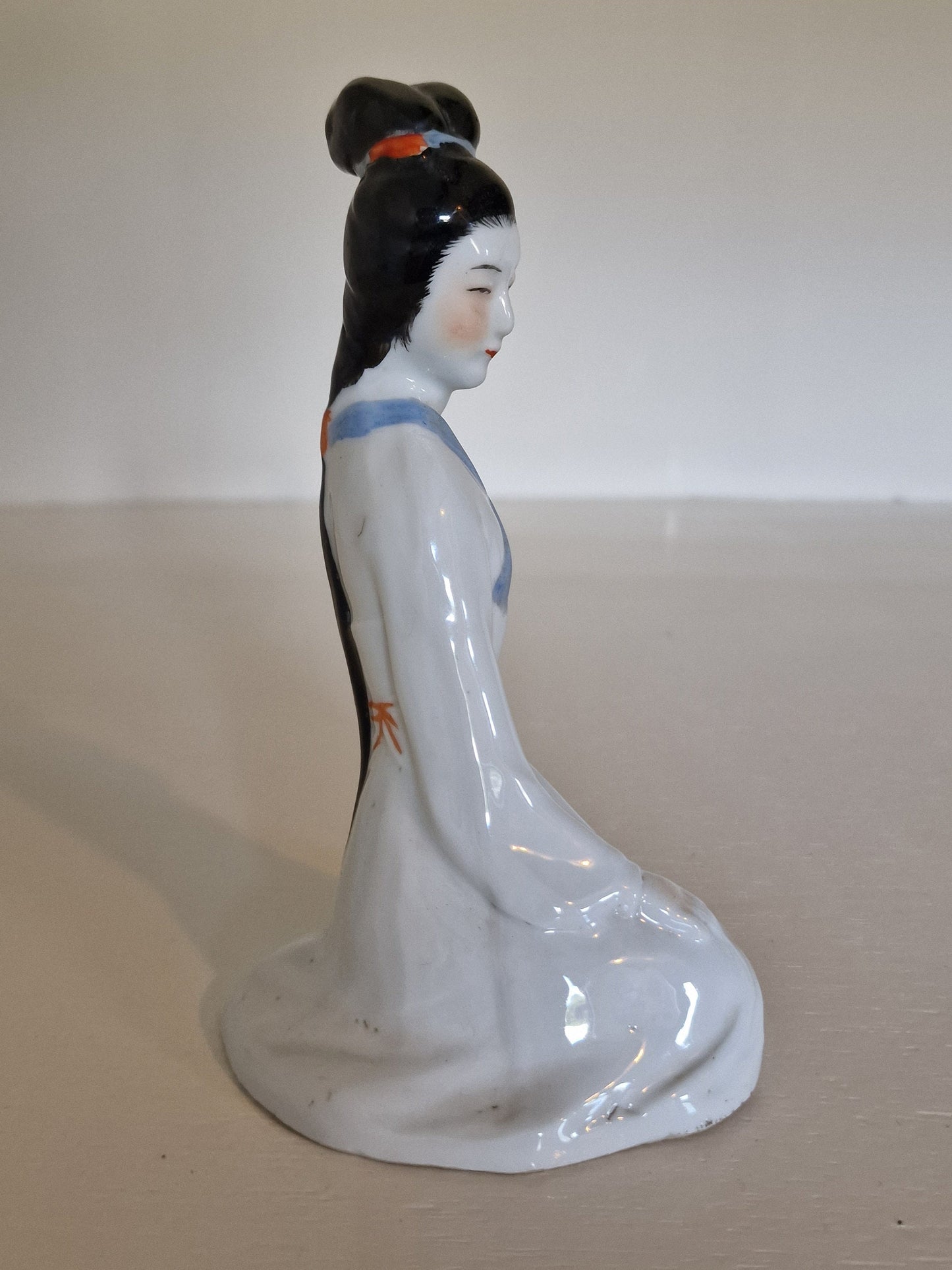 Antiek porselein beeld van chinese dame - porselein, gemerkt onderzijde, republiek periode