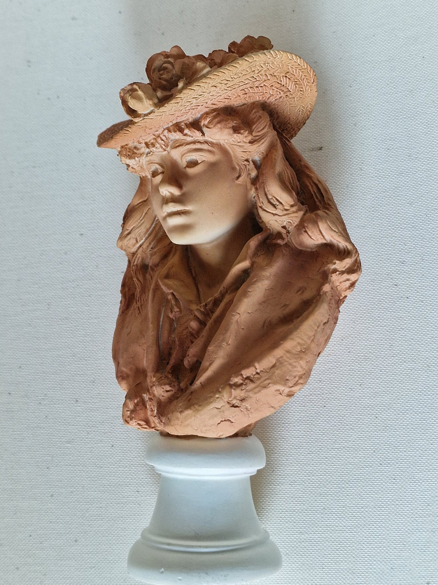 Buste van Rodin, meisje met rozen op haar hoed, mouseion museum makers, with coa