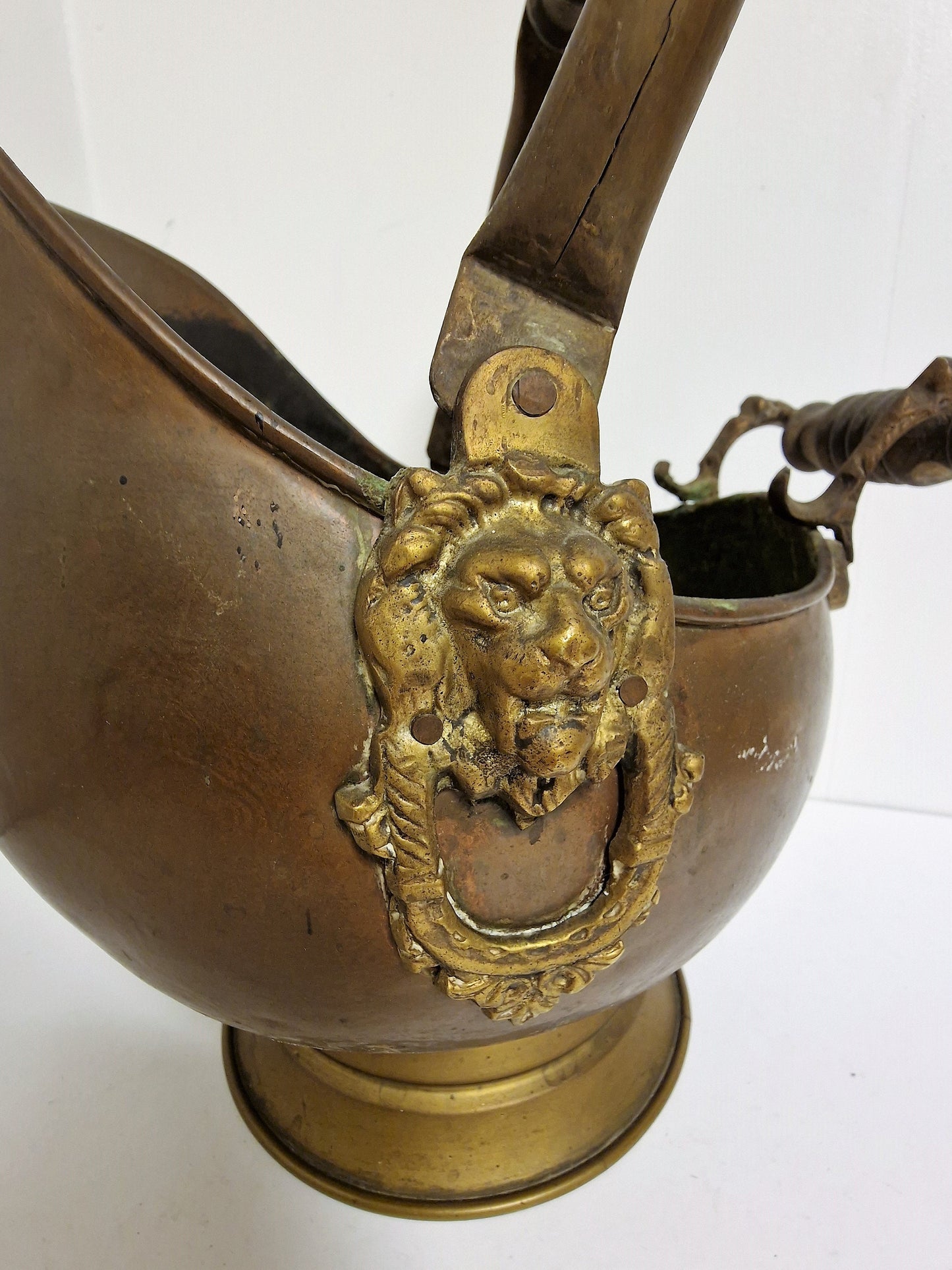 antique Cachepot annex champagne koeler leeuwenkoppen, dutch antique with lionhead and shell ornaments, winecooler, champagnecooler, copper
