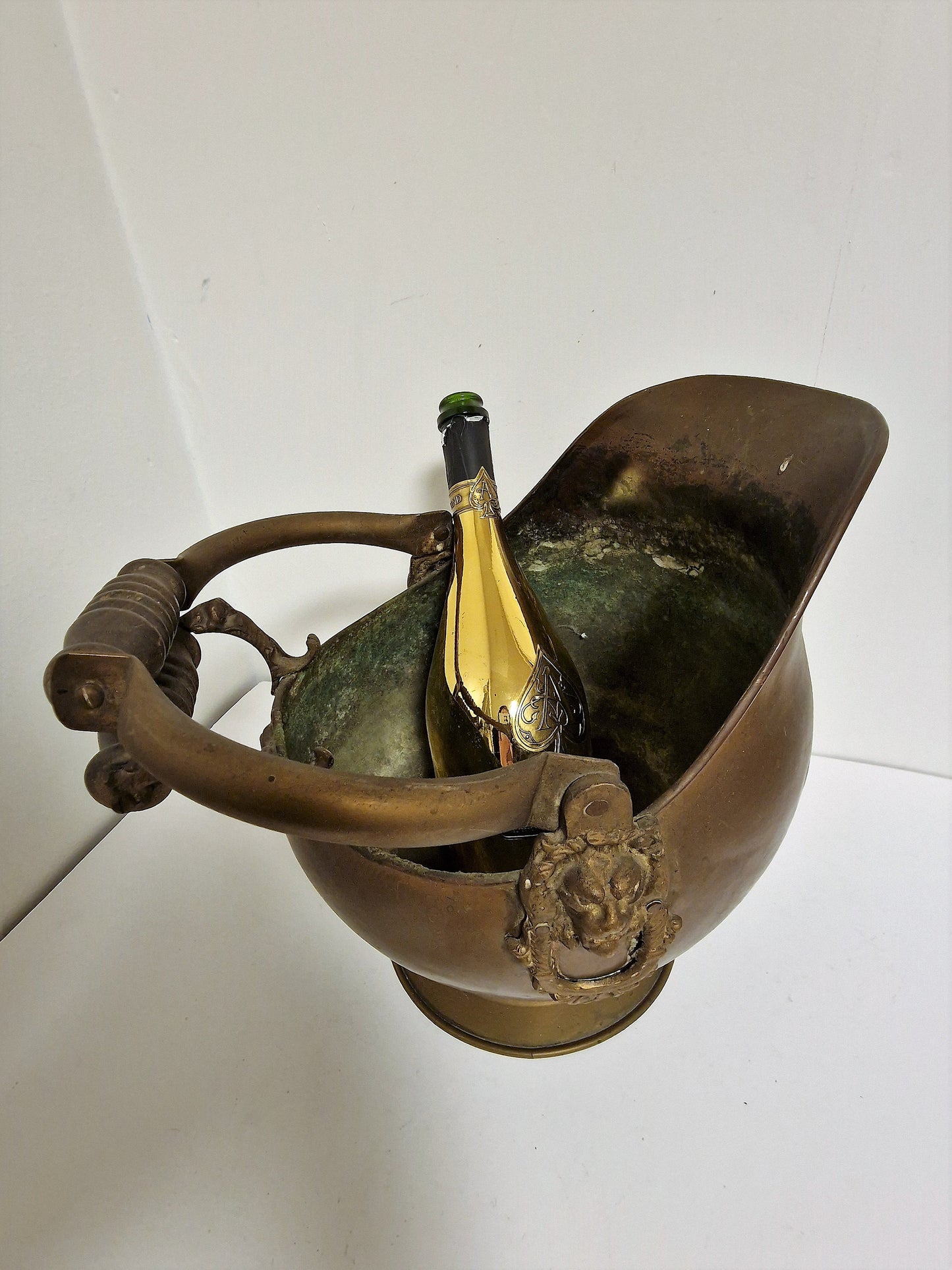 antique Cachepot annex champagne koeler leeuwenkoppen, dutch antique with lionhead and shell ornaments, winecooler, champagnecooler, copper