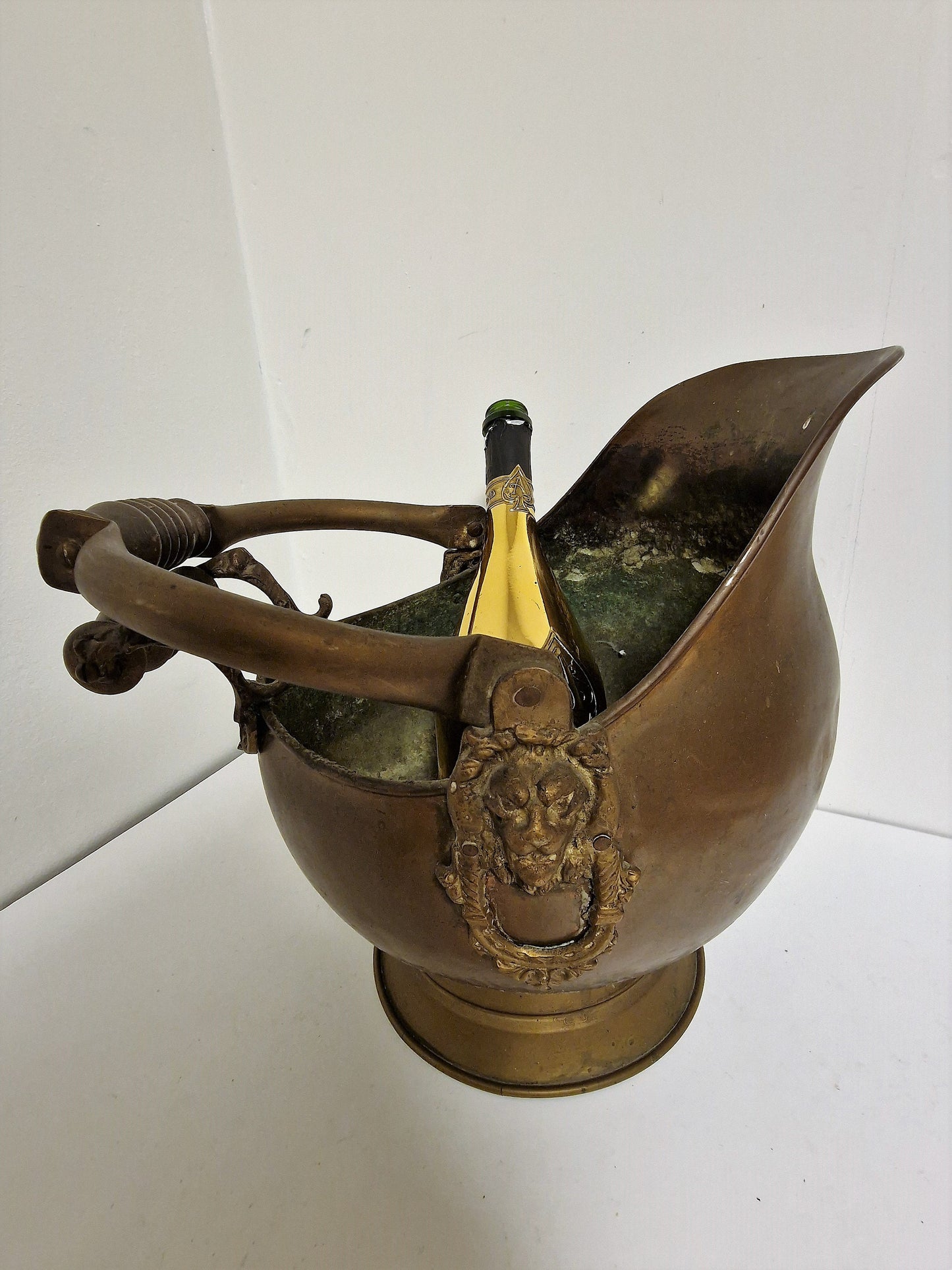 antique Cachepot annex champagne koeler leeuwenkoppen, dutch antique with lionhead and shell ornaments, winecooler, champagnecooler, copper