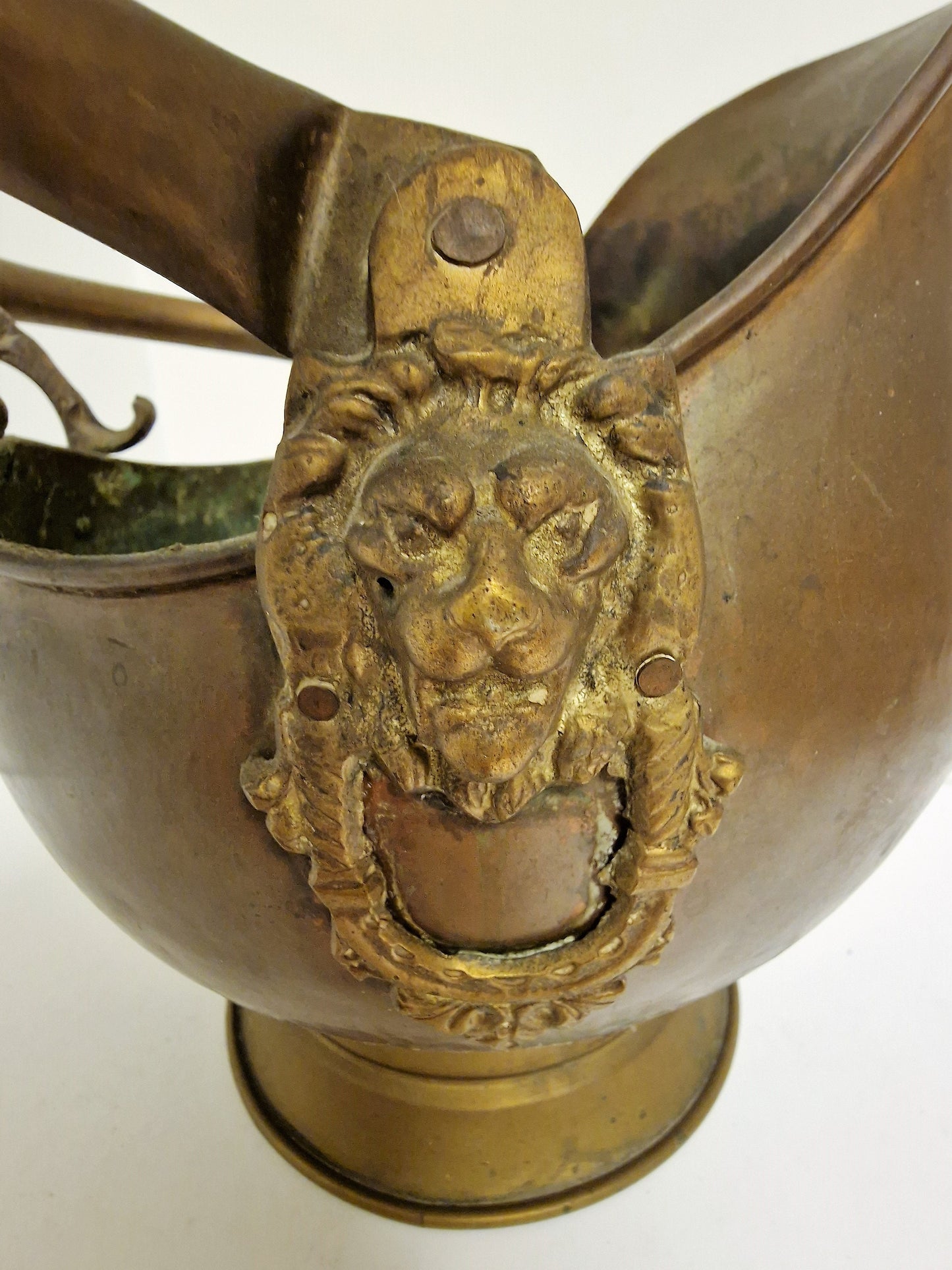 antique Cachepot annex champagne koeler leeuwenkoppen, dutch antique with lionhead and shell ornaments, winecooler, champagnecooler, copper