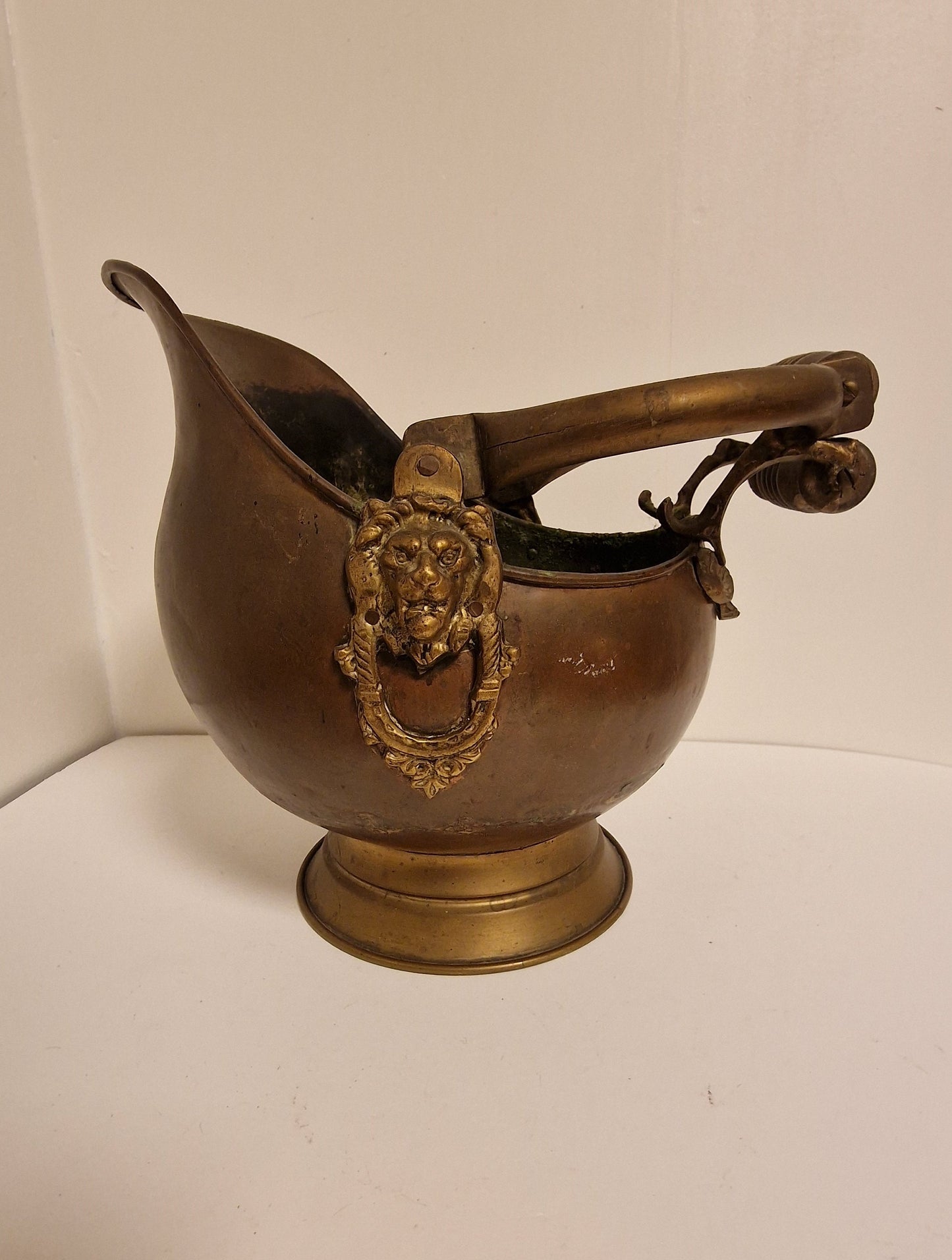 antique Cachepot annex champagne koeler leeuwenkoppen, dutch antique with lionhead and shell ornaments, winecooler, champagnecooler, copper