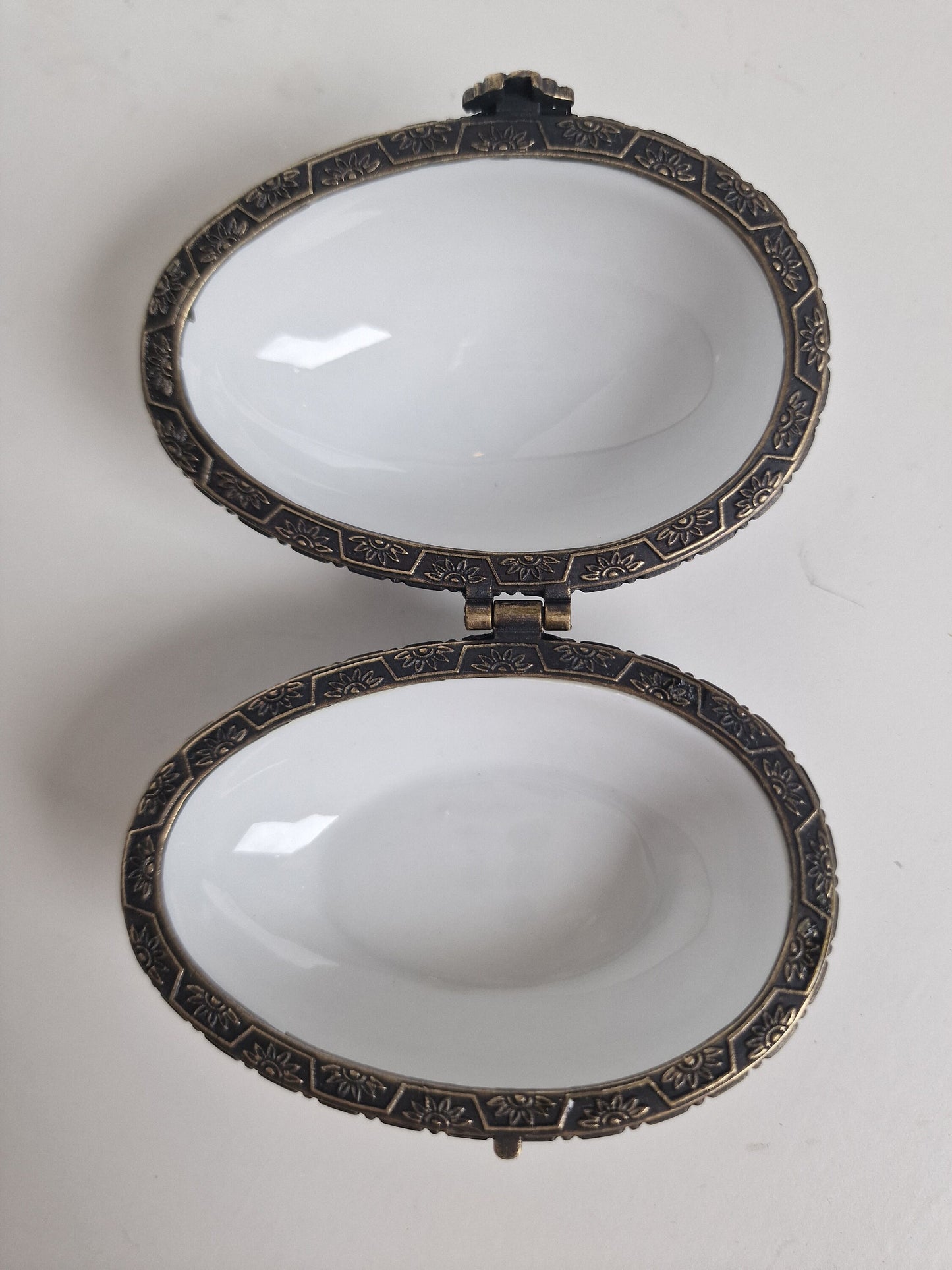 Oc & Co. Ltd Staffordshire - Fabergé style porcelain Gold Trim Egg Box with romantic roses