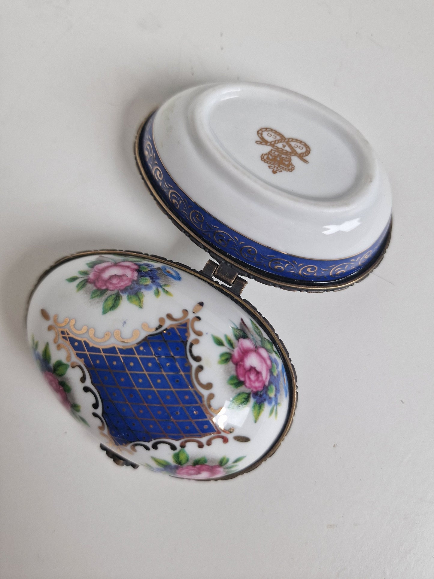 Oc & Co. Ltd Staffordshire - Fabergé style porcelain Gold Trim Egg Box with romantic roses
