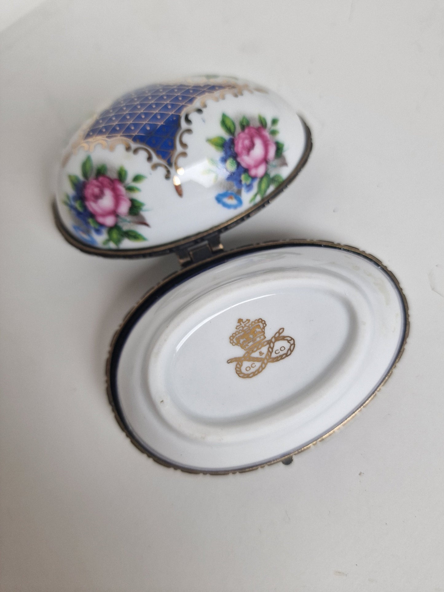Oc & Co. Ltd Staffordshire - Fabergé style porcelain Gold Trim Egg Box with romantic roses