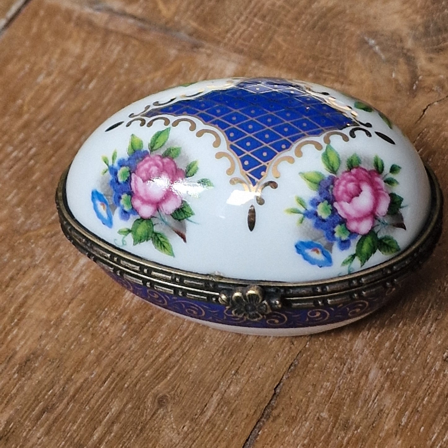 Oc & Co. Ltd Staffordshire - Fabergé style porcelain Gold Trim Egg Box with romantic roses