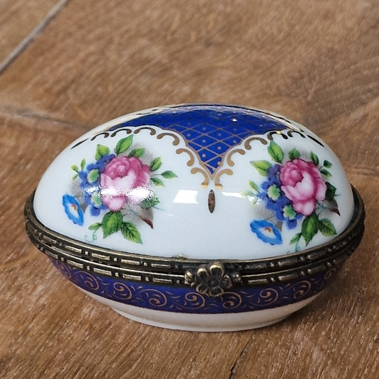 Oc & Co. Ltd Staffordshire - Fabergé style porcelain Gold Trim Egg Box with romantic roses