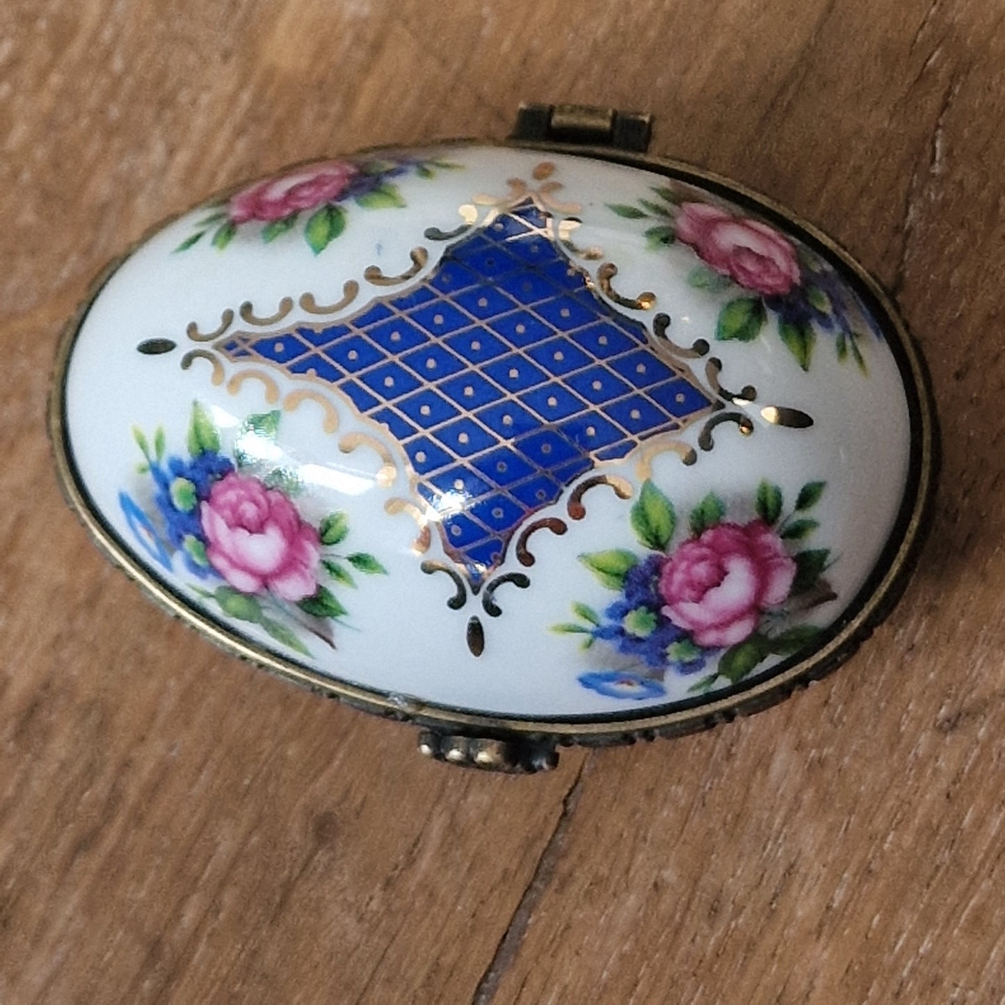 Oc & Co. Ltd Staffordshire - Fabergé style porcelain Gold Trim Egg Box with romantic roses