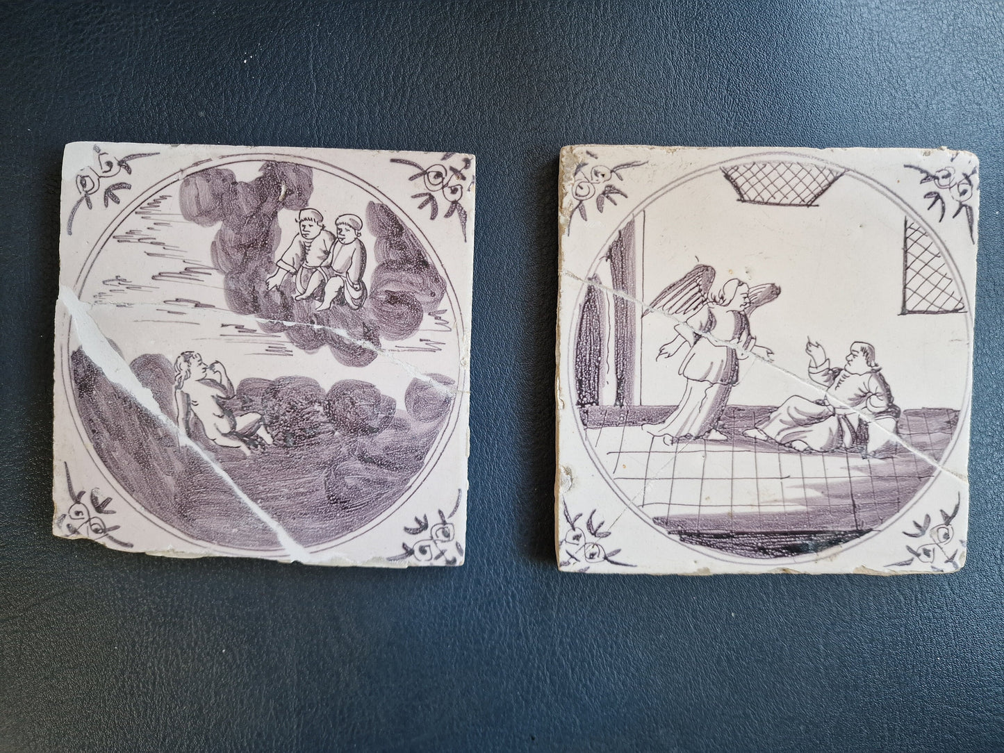 Nederlands antiek -  mangaan - 2 tegels met bijbelse voorstelling bible biblical