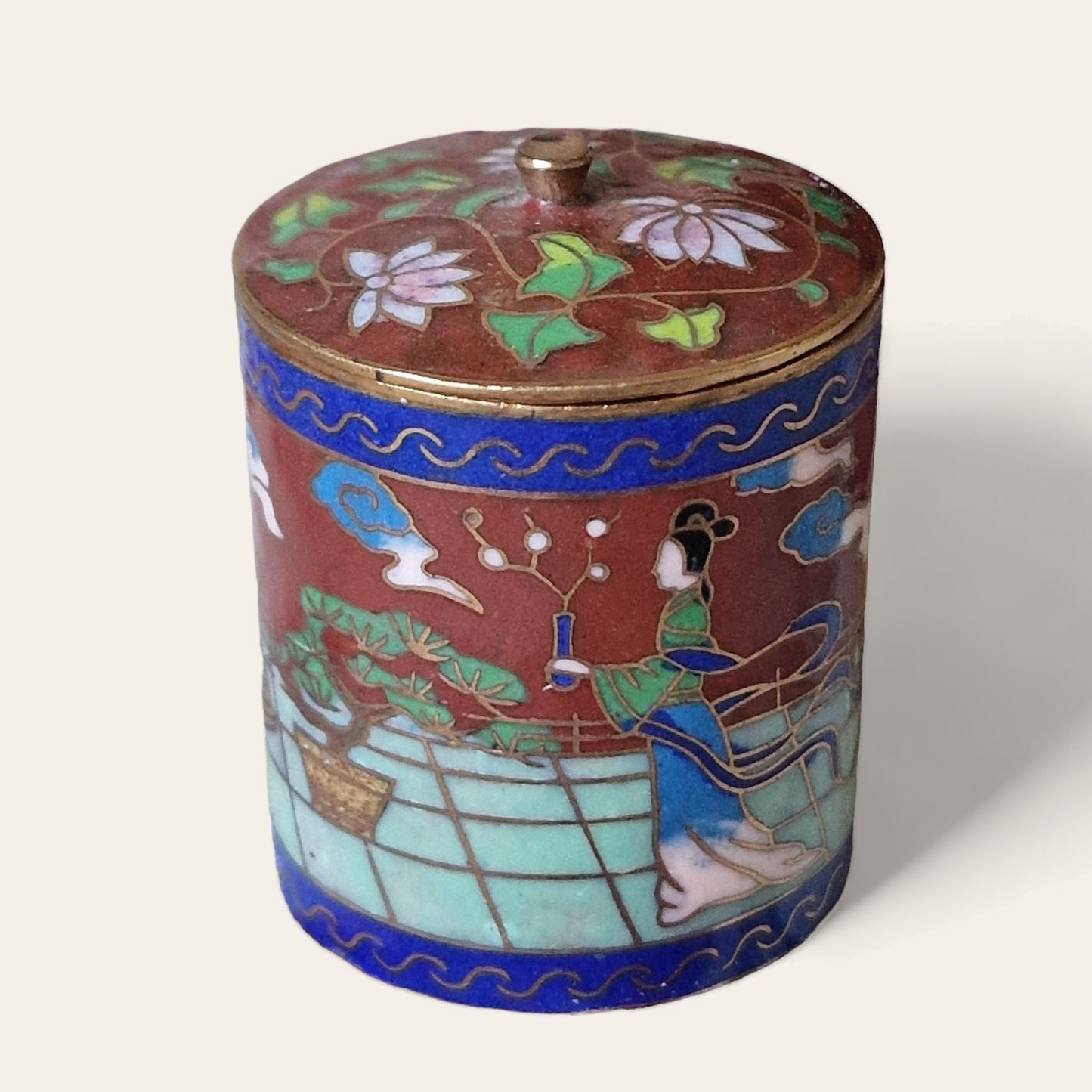 A delightful antique Japansese  cloisonné small lidded box, geisha lingzhi tempel enamel