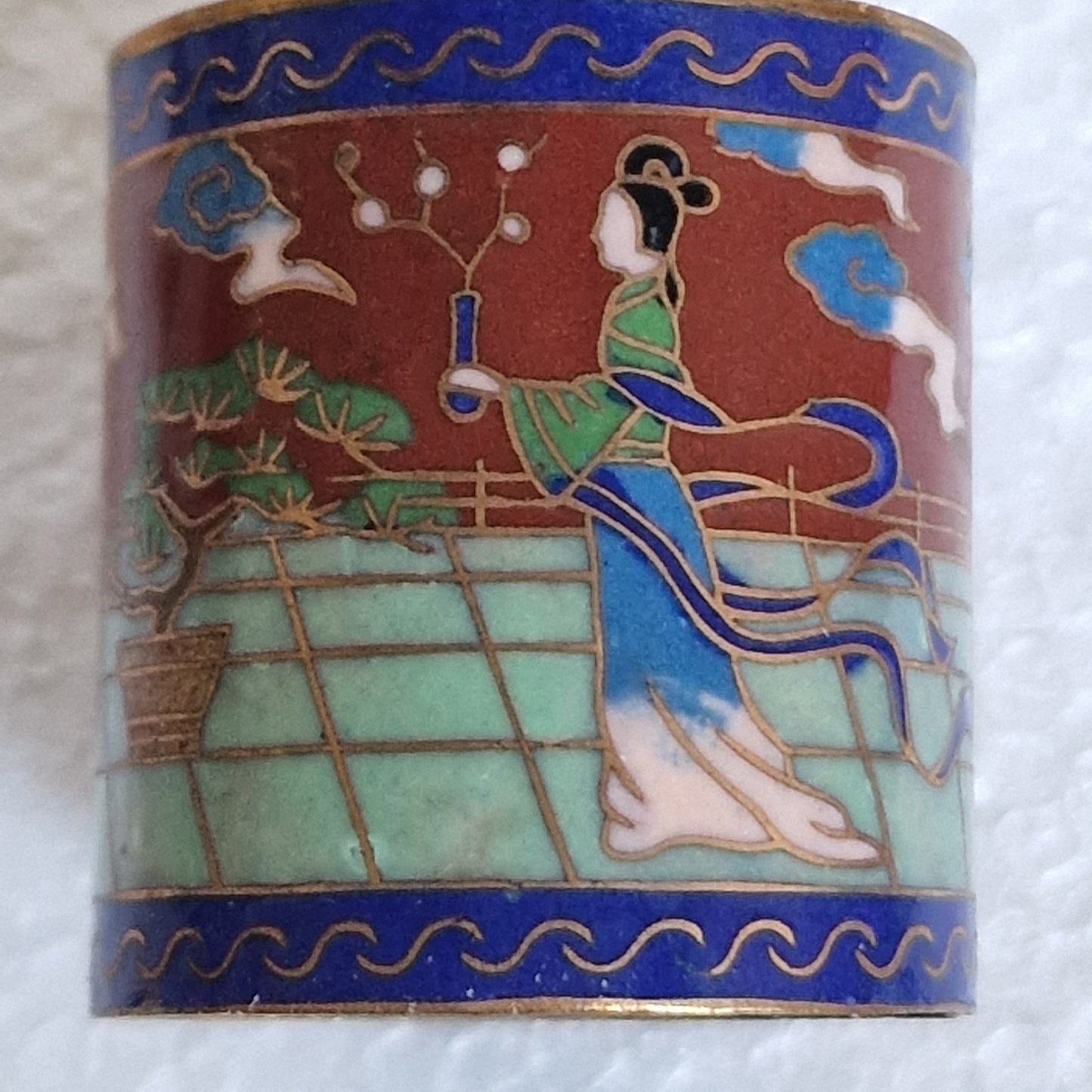 A delightful antique Japansese  cloisonné small lidded box, geisha lingzhi tempel enamel
