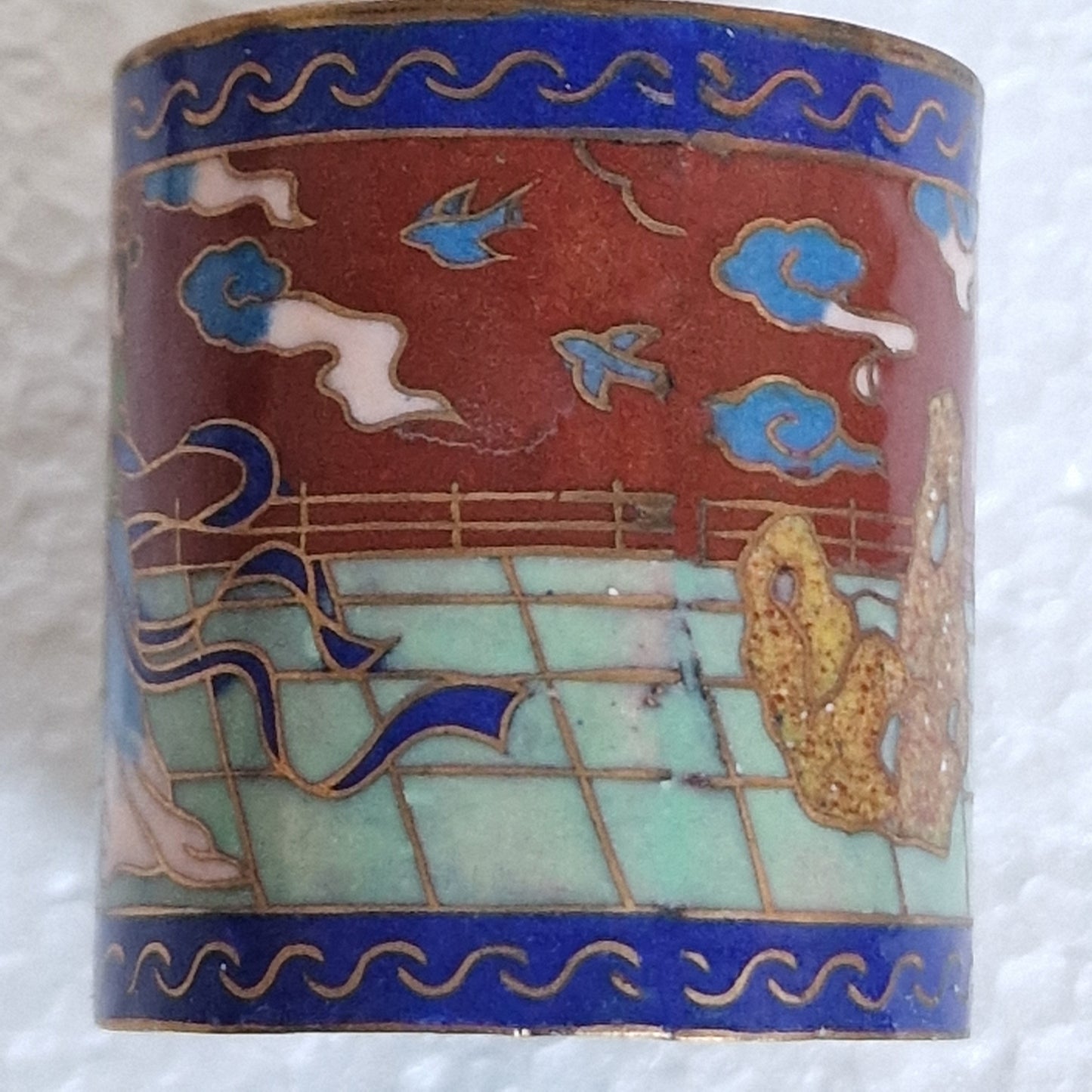 A delightful antique Japansese  cloisonné small lidded box, geisha lingzhi tempel enamel