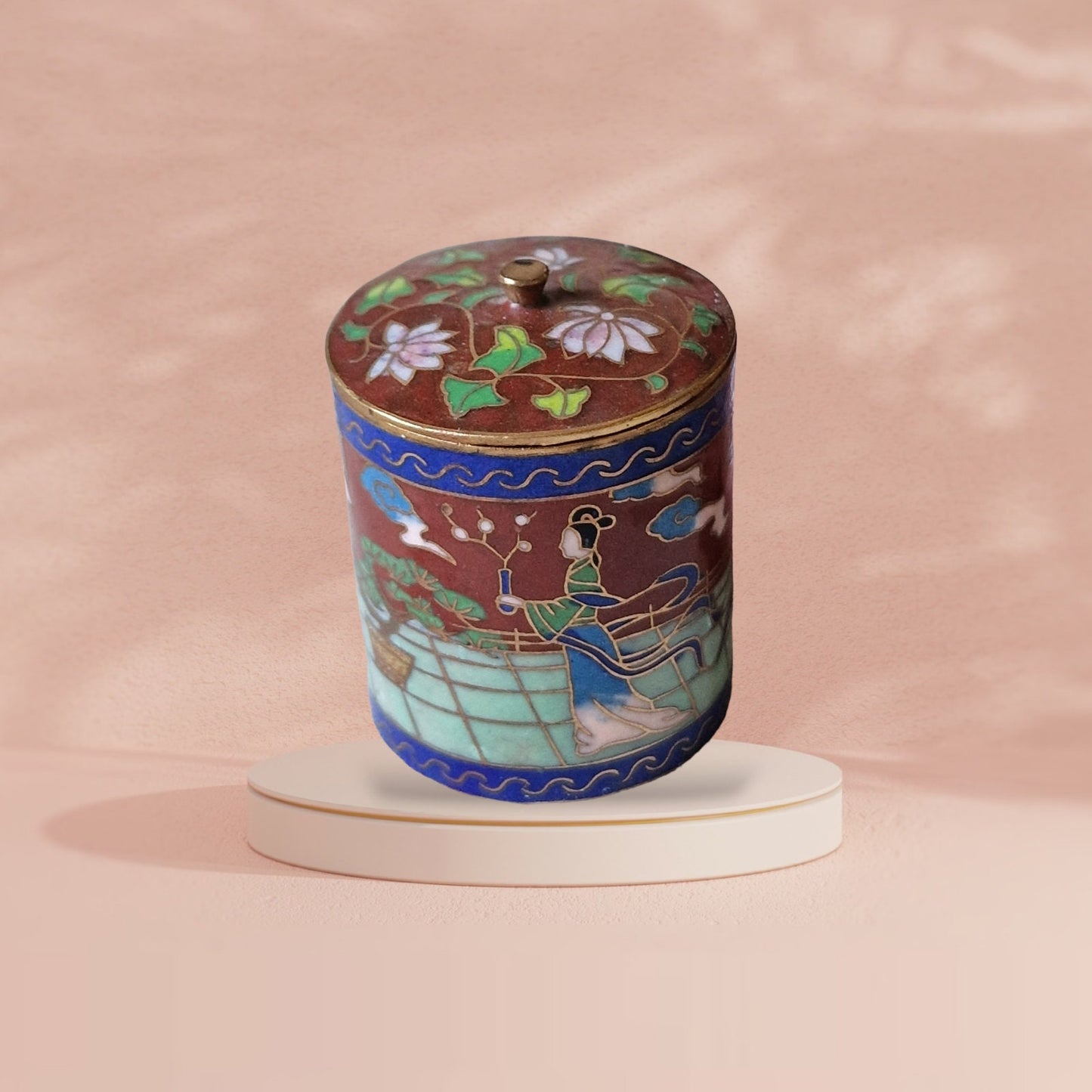 A delightful antique Japansese  cloisonné small lidded box, geisha lingzhi tempel enamel
