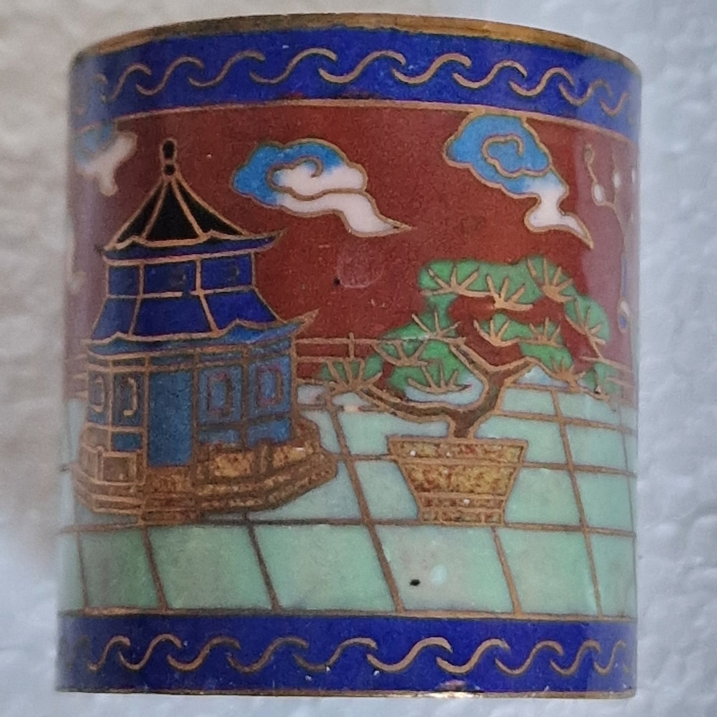 A delightful antique Japansese  cloisonné small lidded box, geisha lingzhi tempel enamel