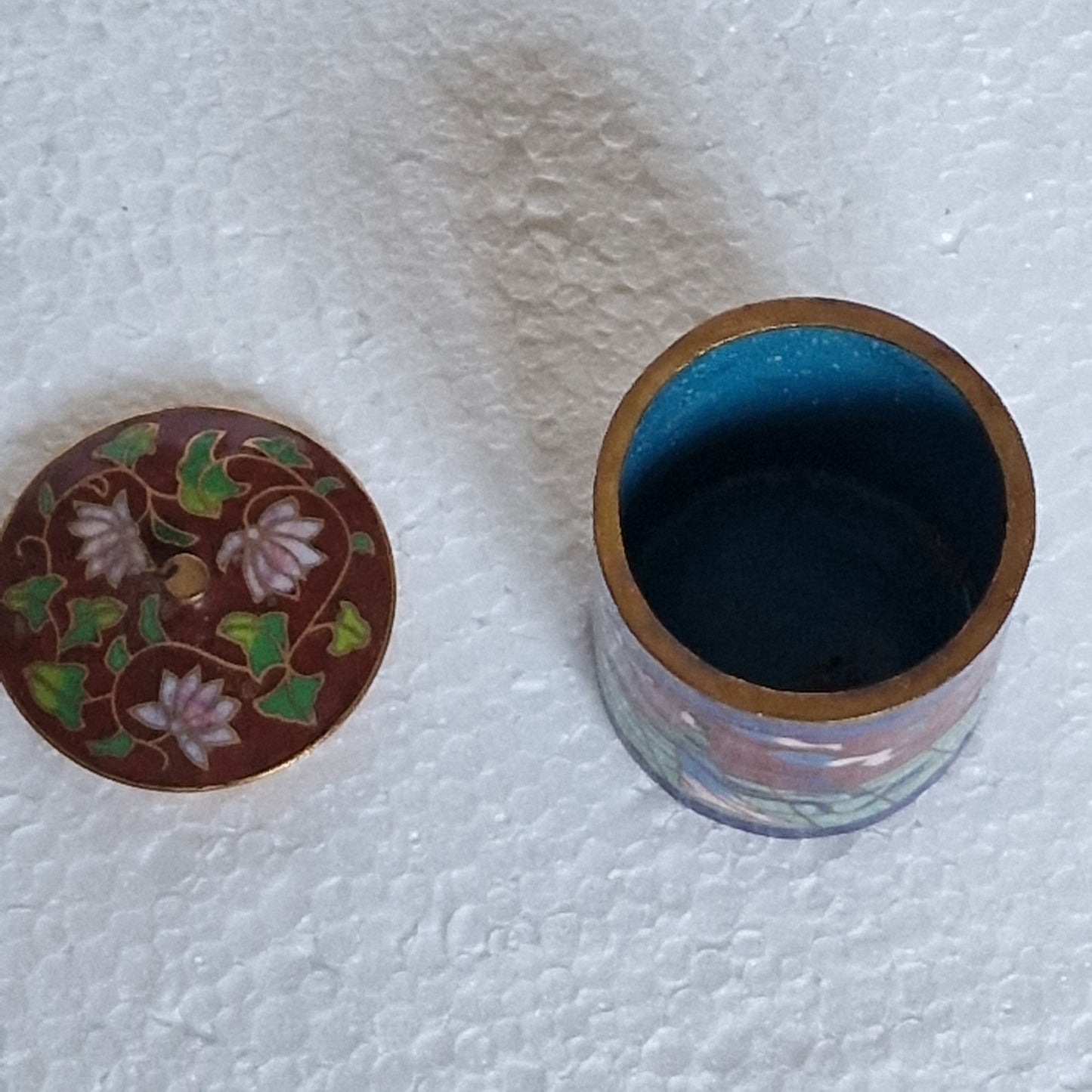A delightful antique Japansese  cloisonné small lidded box, geisha lingzhi tempel enamel
